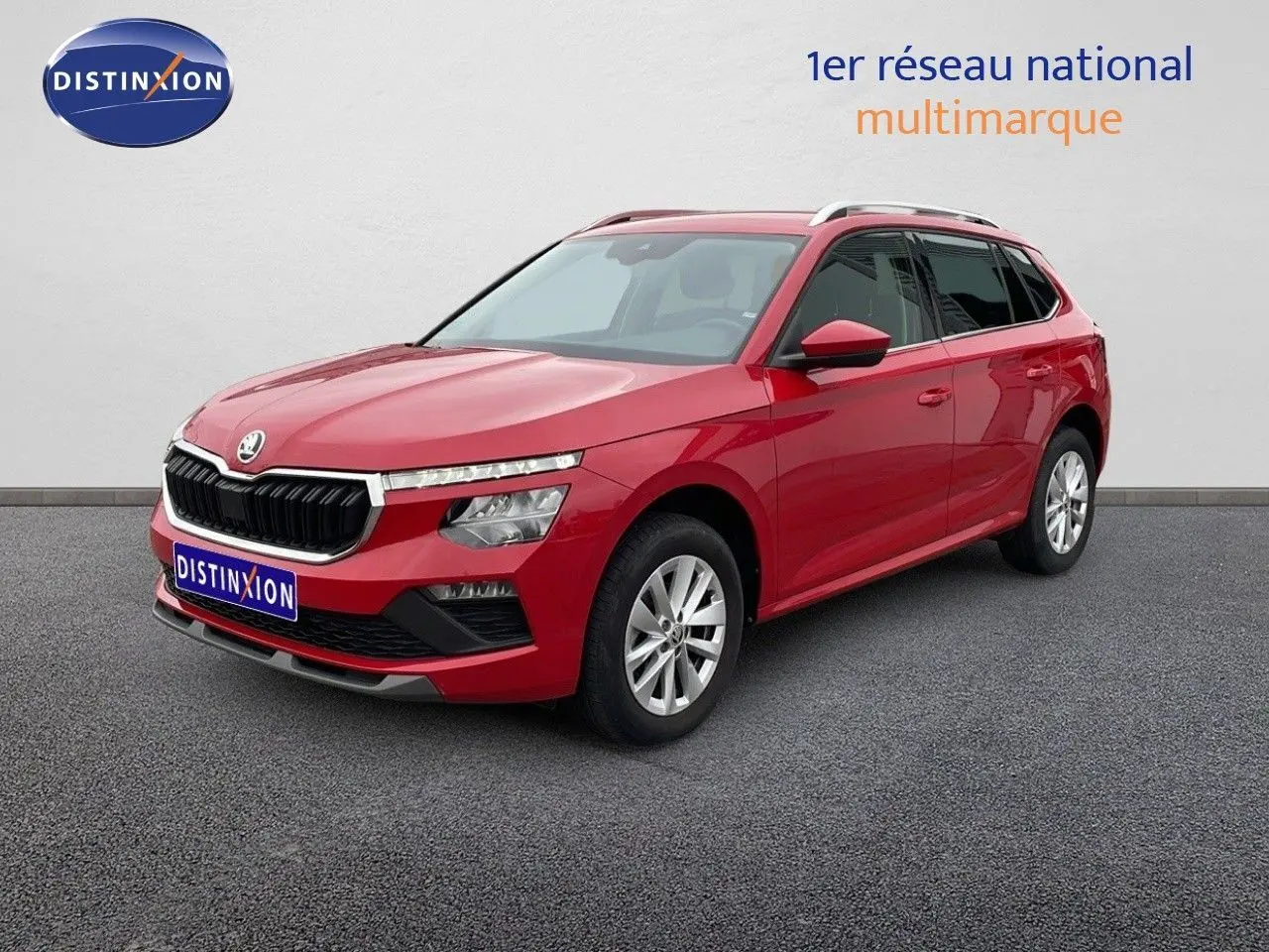 SUV Skoda Kamiq rouge velvet metal en vue 3/4 avant droit, avec calandre noire et jantes argentées.