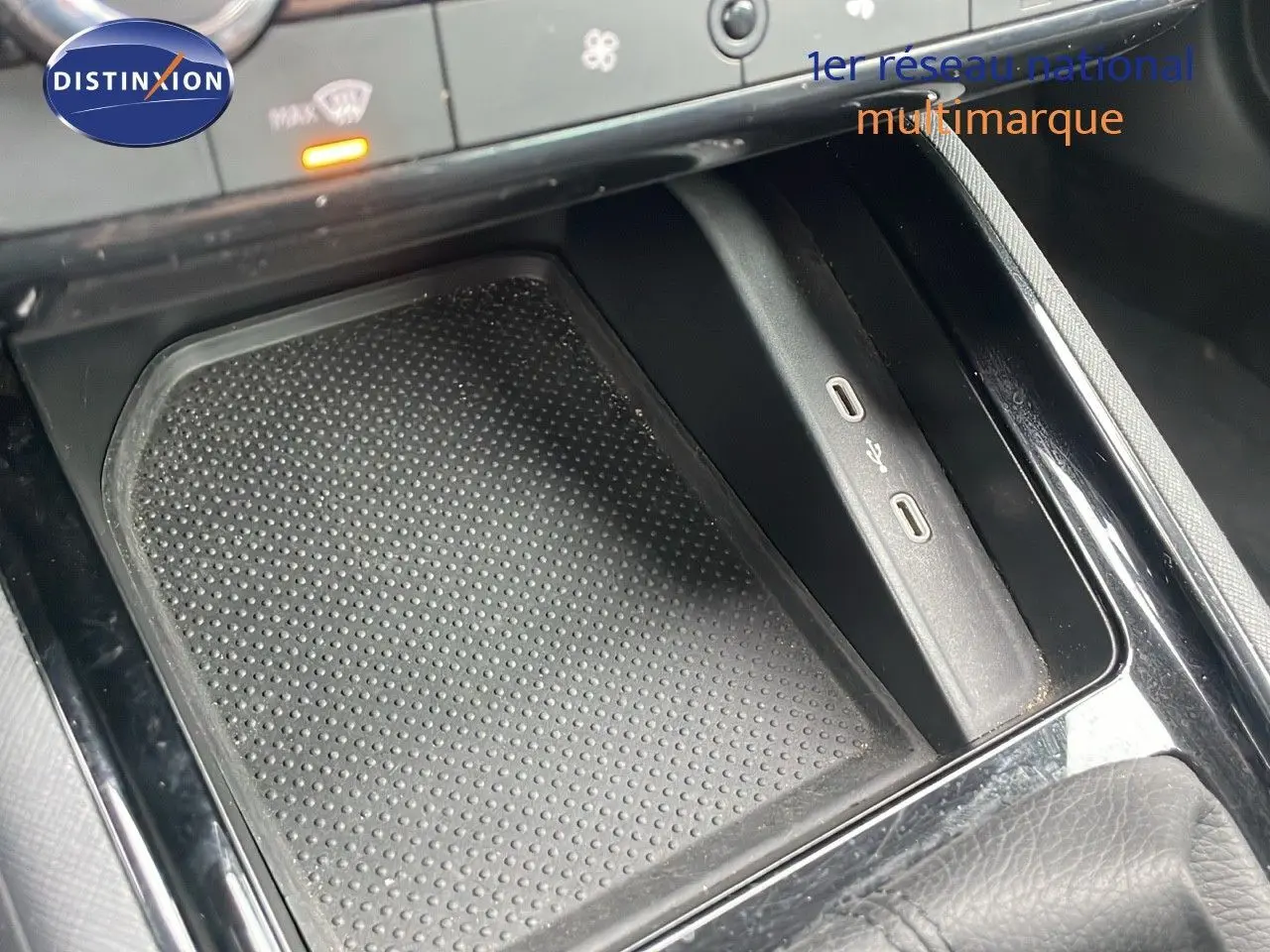 Gros plan sur la console centrale du Skoda Kamiq 2024, avec espace de rangement et ports USB visibles.