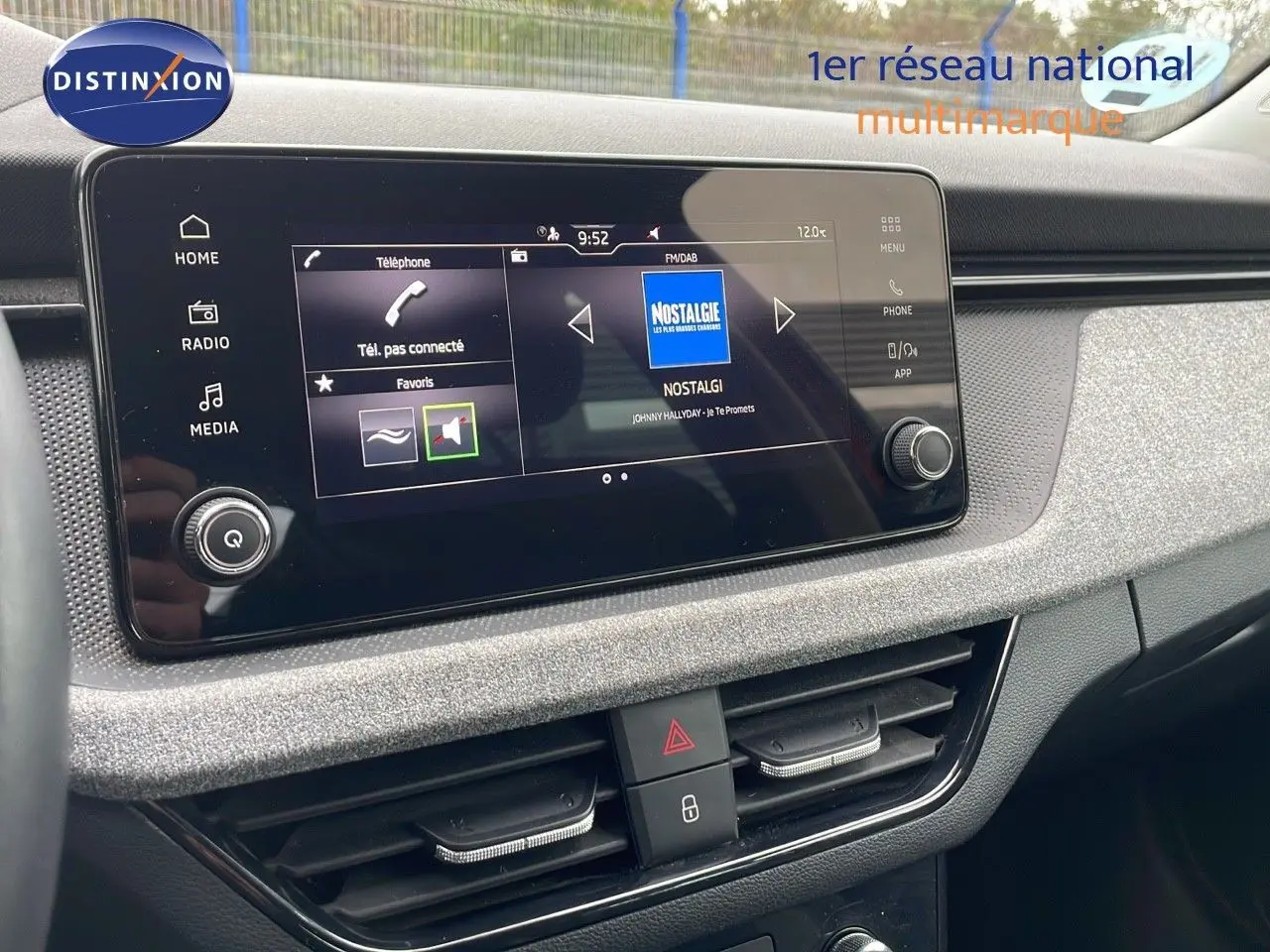 Écran tactile central du tableau de bord du Skoda Kamiq 2024 avec interface radio et commandes intégrées.