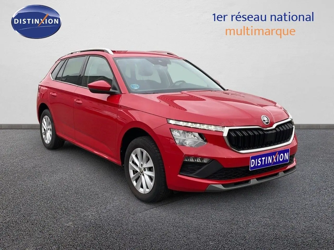 SKODA KAMIQ rouge velvet metal vue 3/4 avant droit, mettant en valeur sa calandre noire et ses jantes argentées.