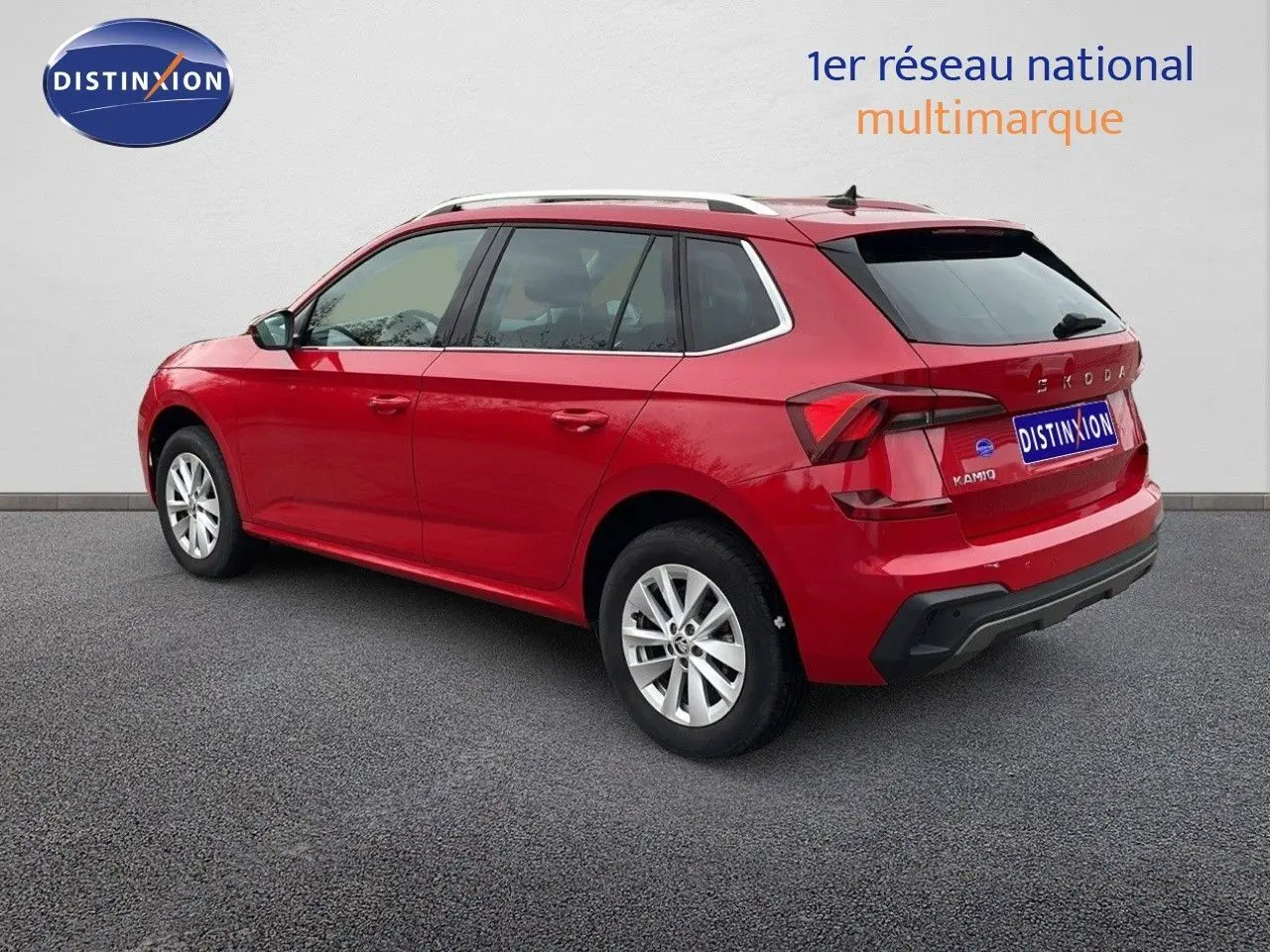 Vue 3/4 arrière droite d'un Skoda Kamiq rouge Velvet Metal 2024 avec jantes alliage et toit ouvrant.