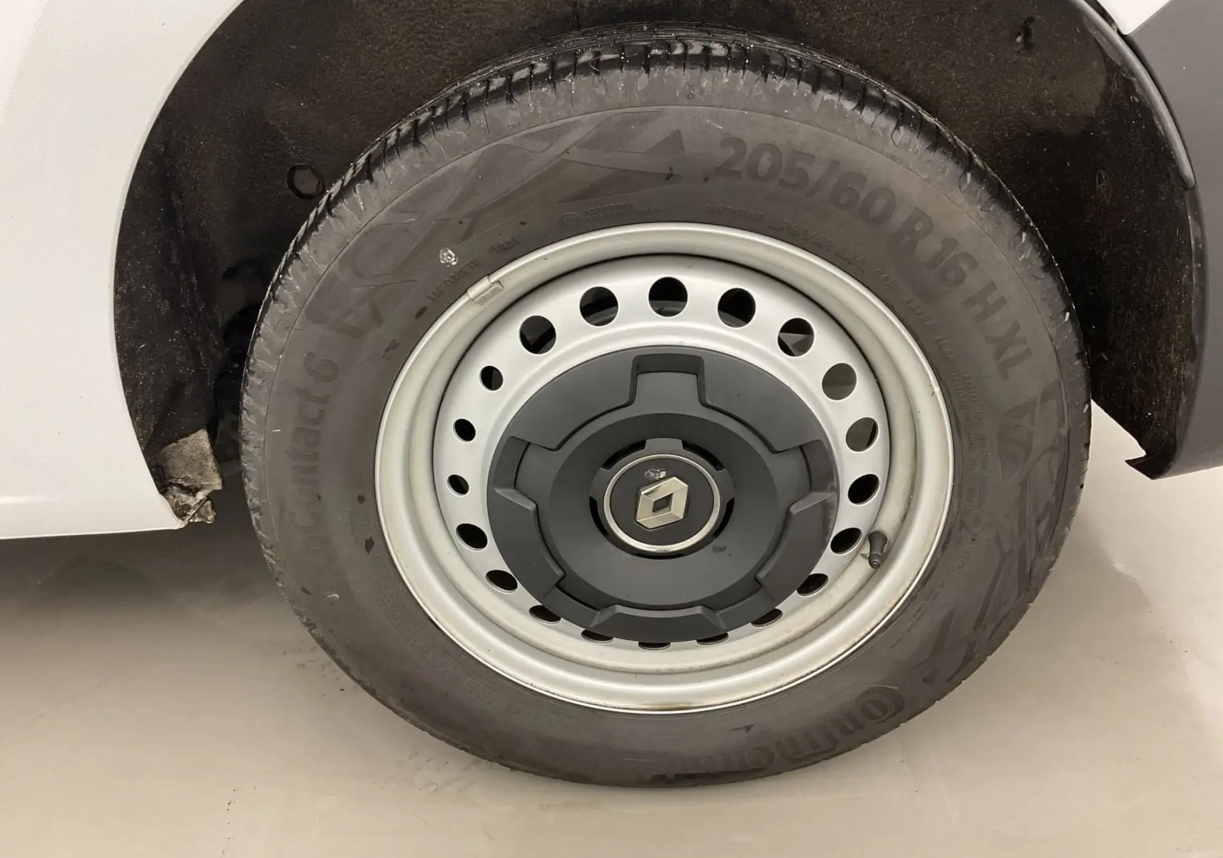 Gros plan sur la roue arrière droite blanche d’un Renault Kangoo Van 1.5 Blue dCi 95 2024 avec jante acier et logo Renault central.