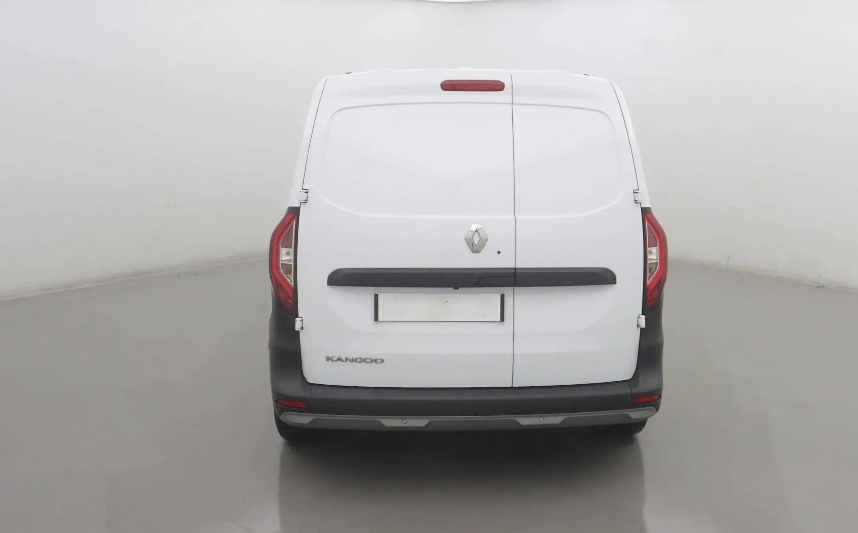 Vue arrière d’un Renault Kangoo blanc 2024 version Van avec portes battantes et feux arrière rouges.