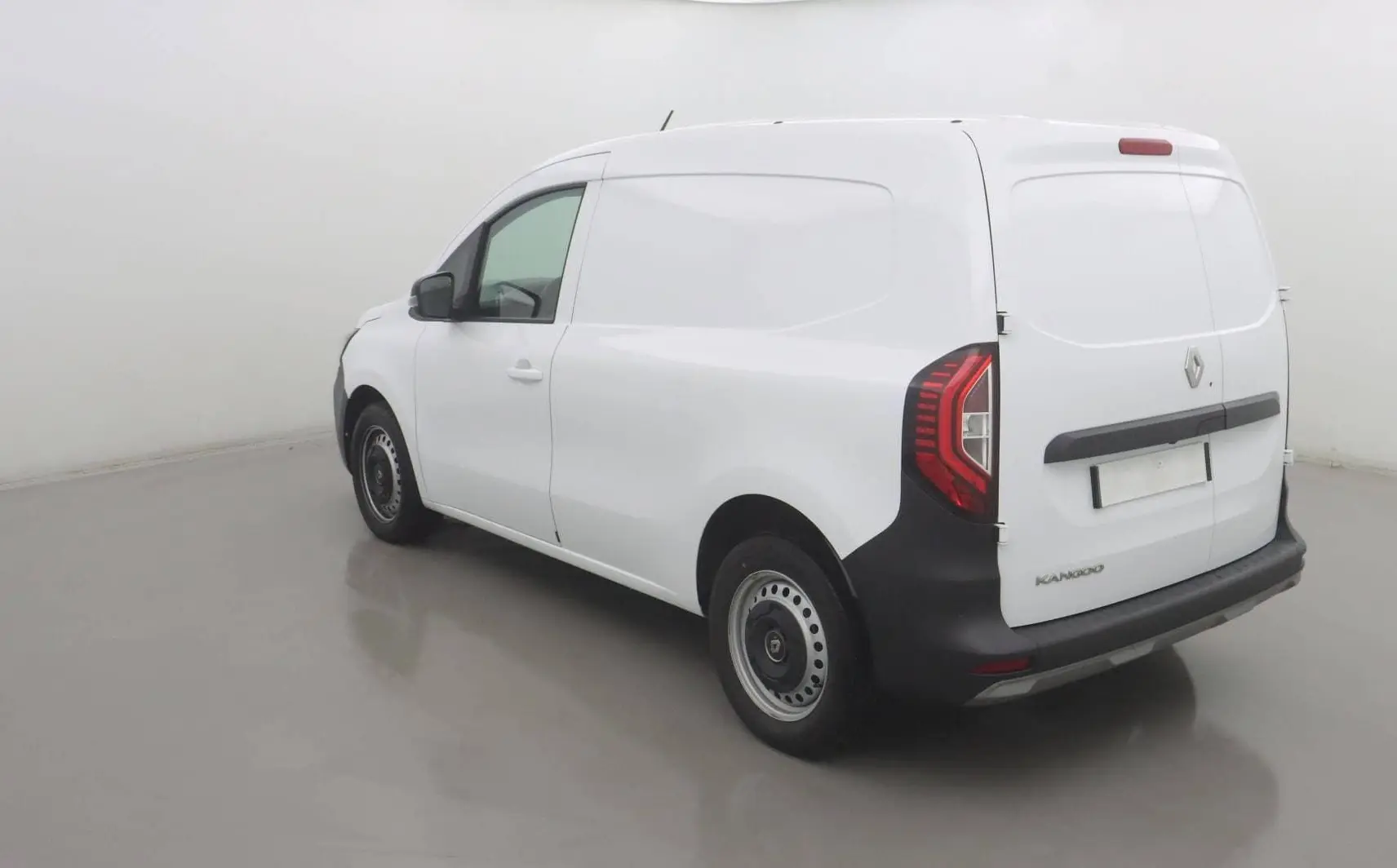 Renault Kangoo Van blanc vu en 3/4 arrière droit, avec feux arrière LED et pare-chocs noir contrastant.
