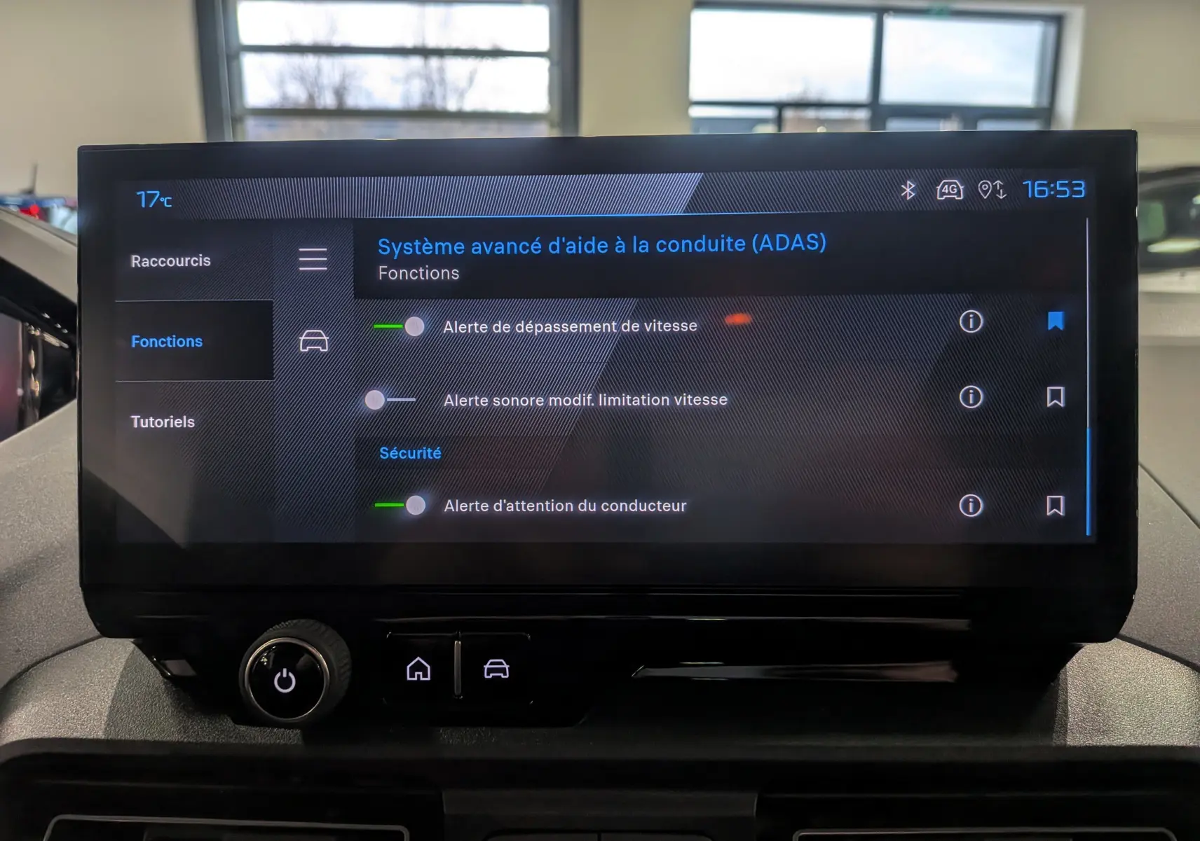 Écran tactile intérieur du Peugeot Rifter 2025 affichant les réglages du système avancé d’aide à la conduite.