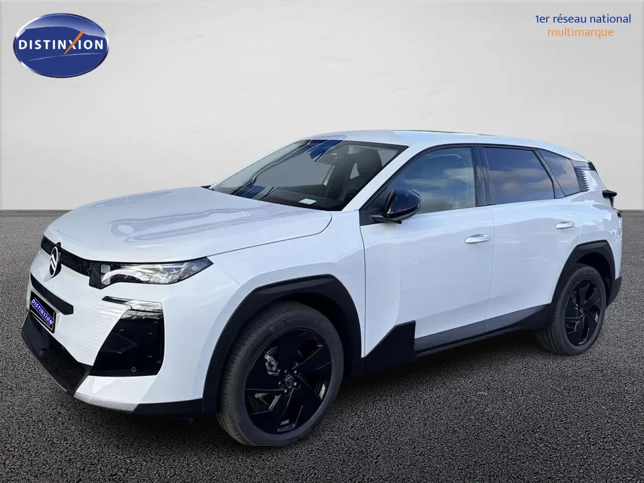 Vue 3/4 avant droite du Citroën C5 Aircross blanc avec toit noir et jantes noires sur fond neutre.