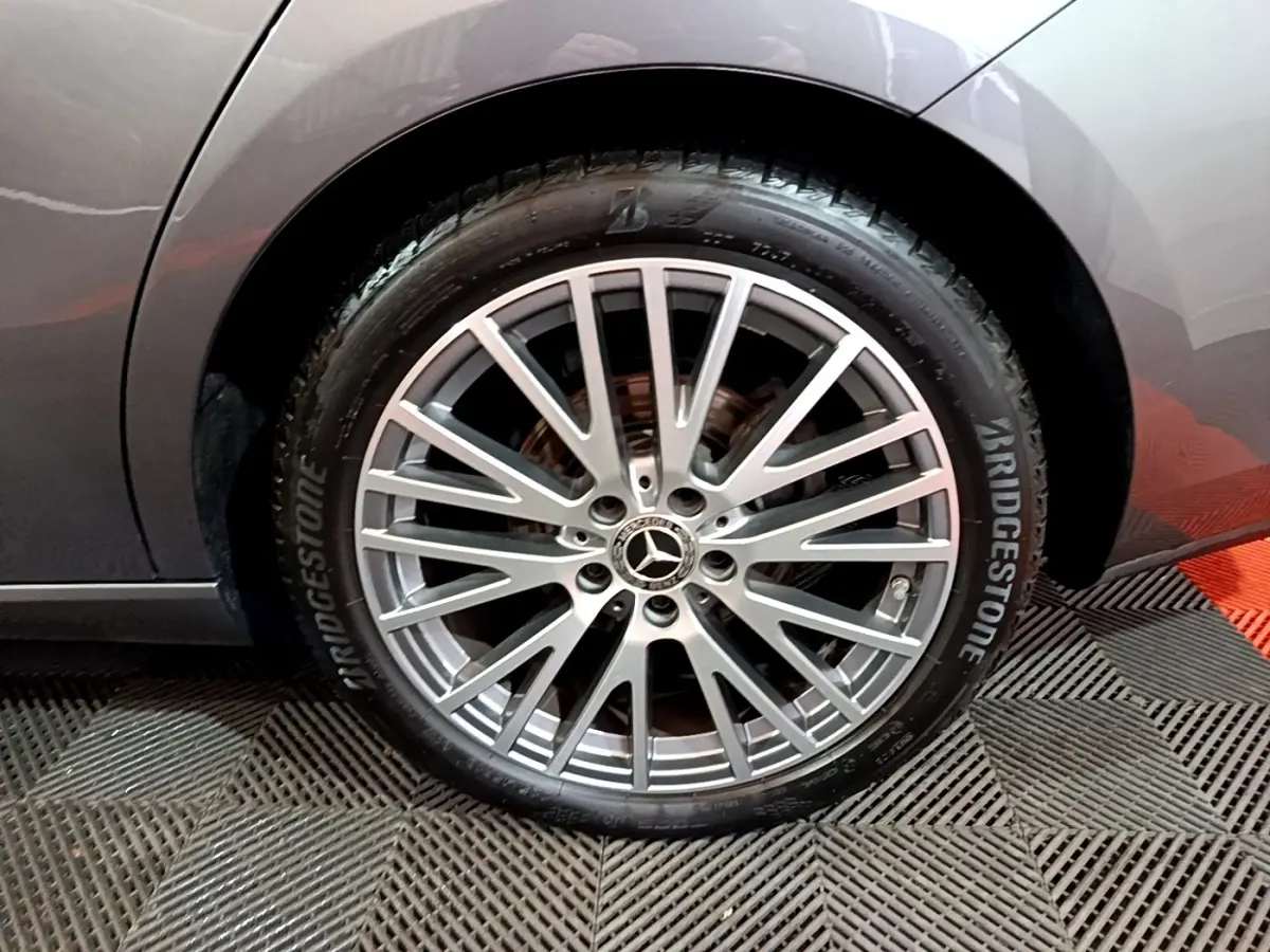 Gros plan sur la roue avant droite gris clair d’une Mercedes CLA 180 d Business Line avec jante alliage multi-branches.