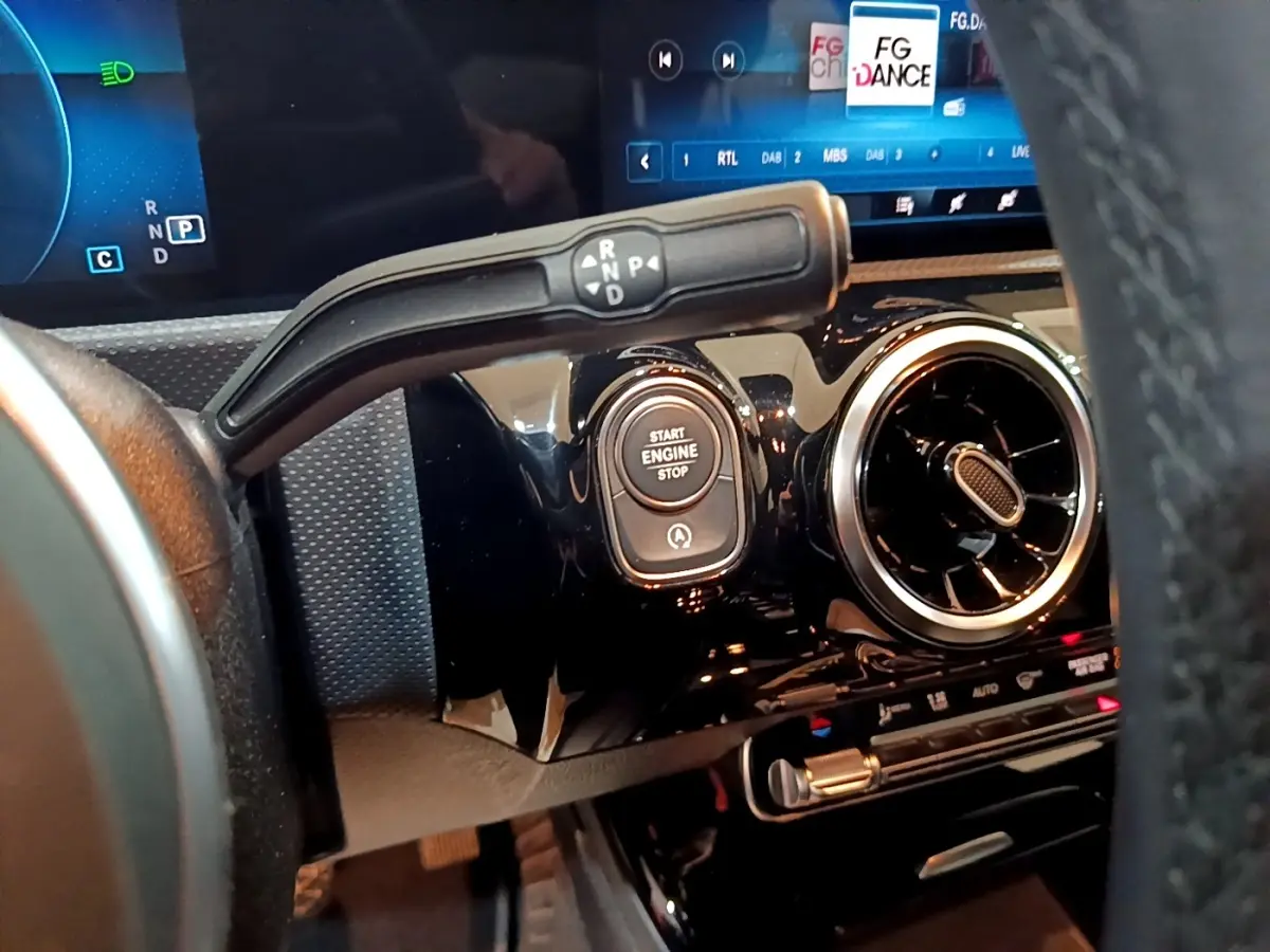 Détail intérieur du tableau de bord de la Mercedes CLA 180 d 2021, avec bouton démarrage et commande de boîte automatique.
