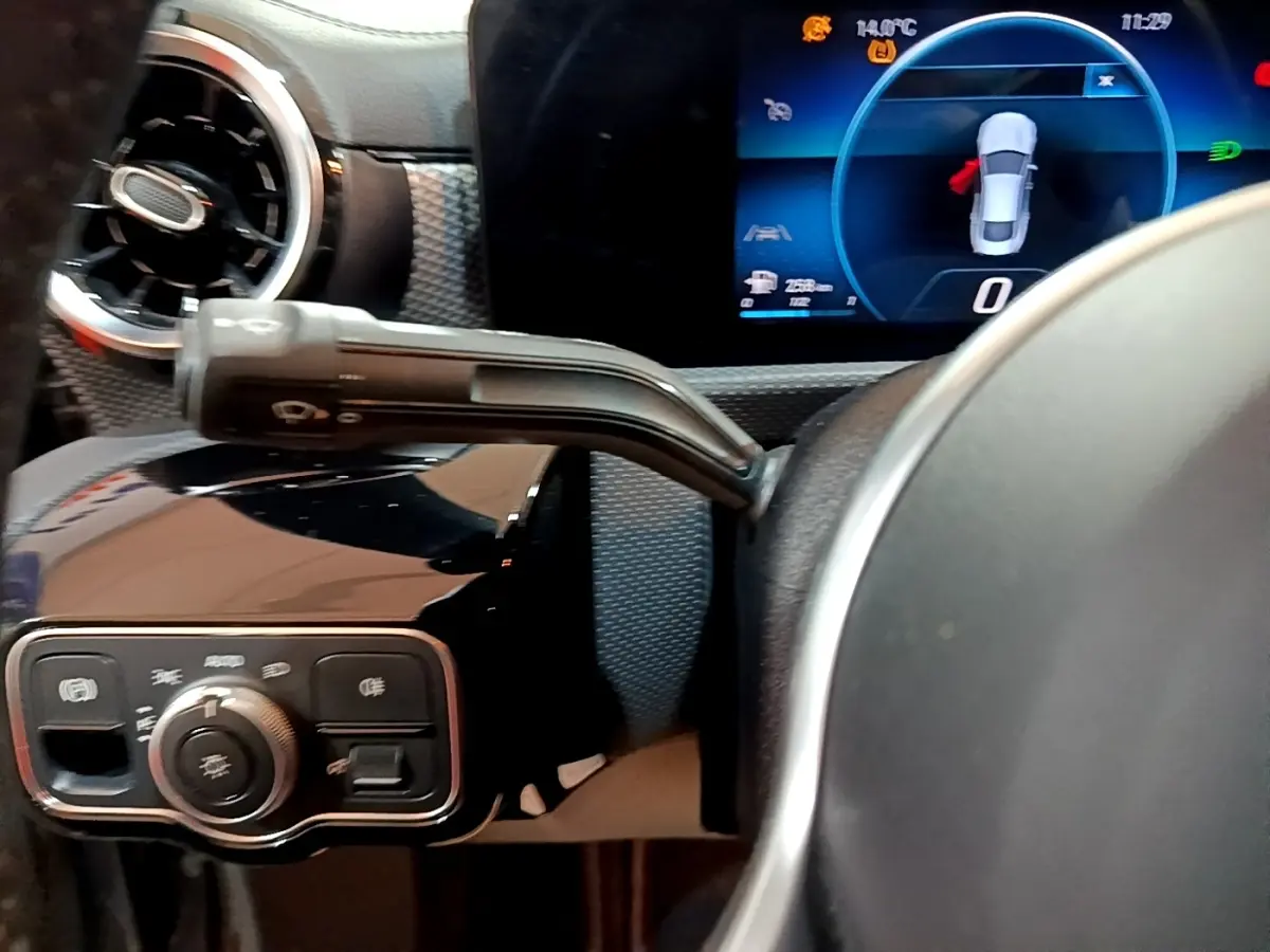 Détail intérieur du tableau de bord et volant gris d’une Mercedes CLA 180 d Business Line avec écran digital.