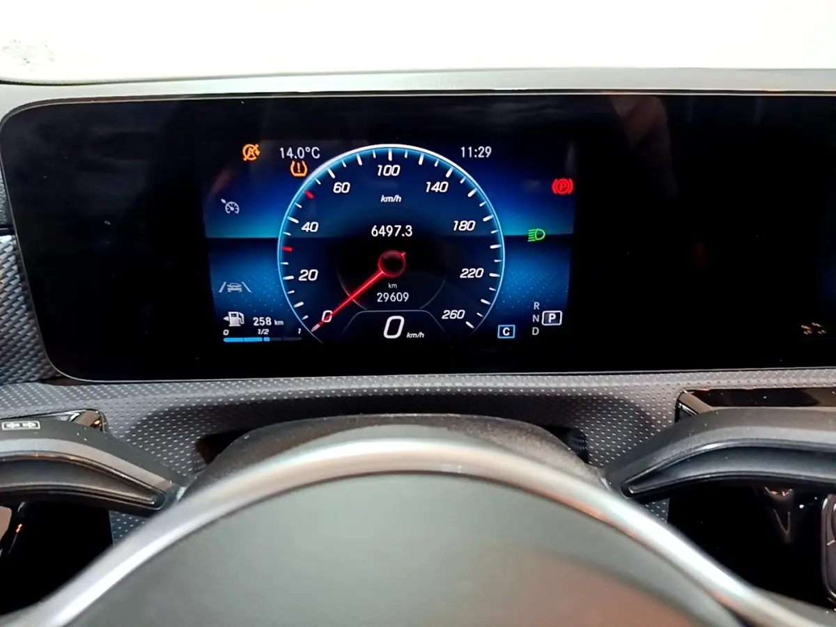 Vue rapprochée du tableau de bord numérique de la Mercedes CLA 180 d Business Line, affichage vitesse et indicateurs.