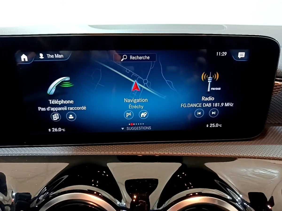 Écran tactile central du tableau de bord de la Mercedes CLA 180 d Business Line gris clair, affichant navigation et radio.