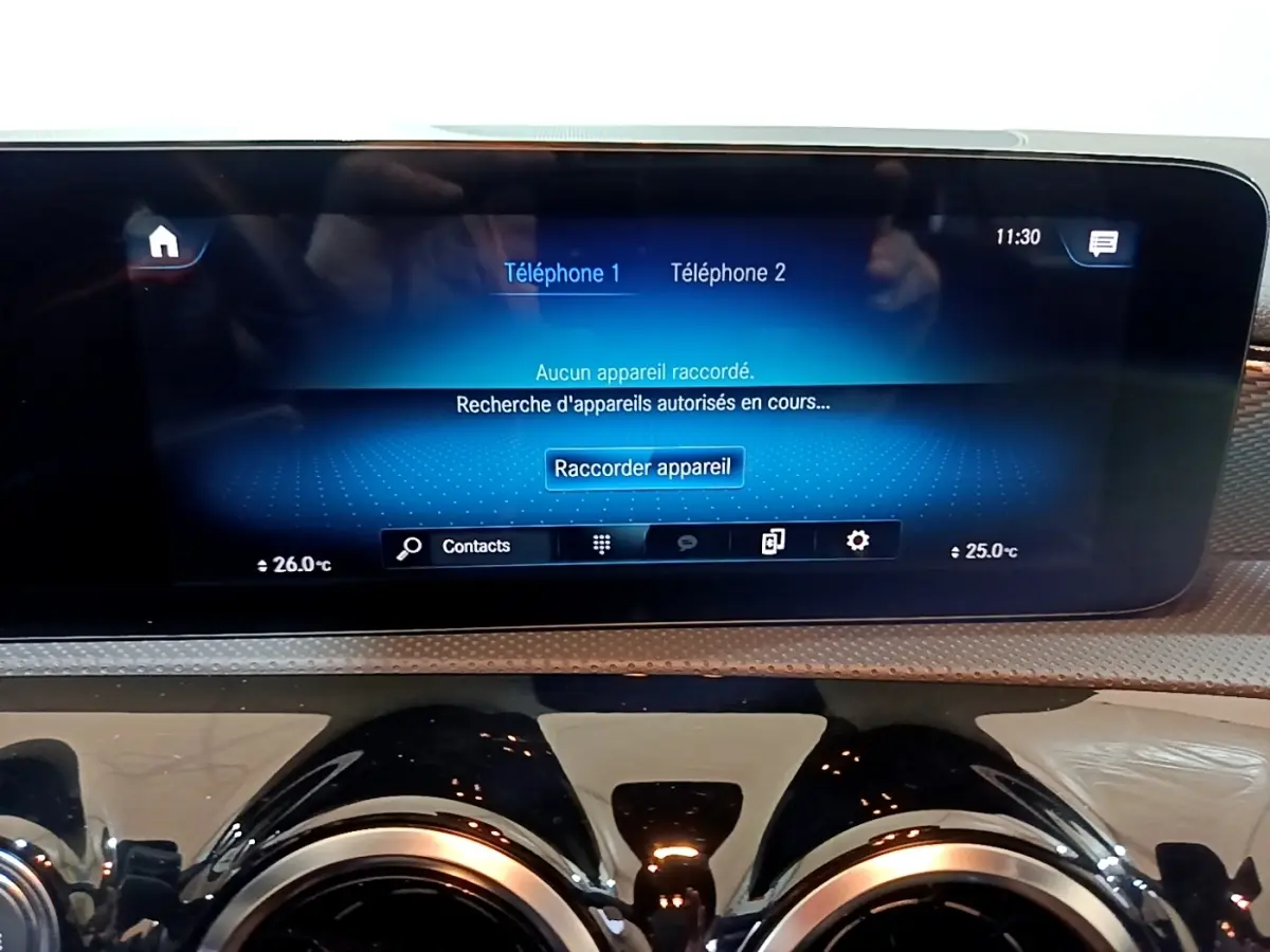 Écran tactile central affichant la connexion Bluetooth dans l’habitacle d’une Mercedes CLA 180 d gris clair.