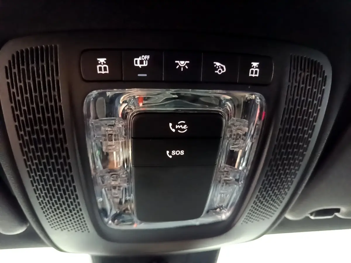 Vue rapprochée du plafonnier intérieur noir avec commandes SOS et éclairage de la Mercedes CLA 180 d Business Line gris clair.
