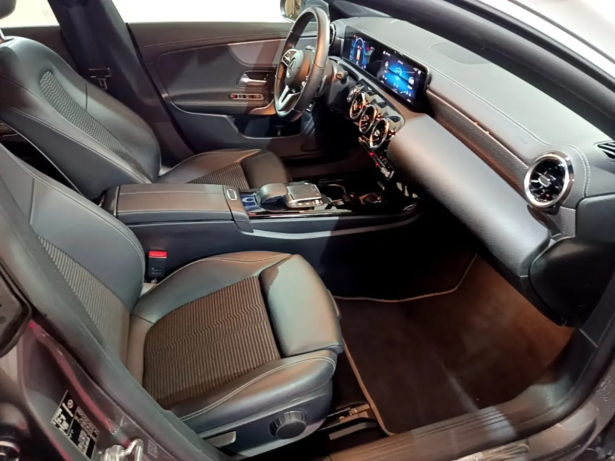 Intérieur noir de la Mercedes CLA 180 d Business Line 2021, vue côté conducteur avec tableau de bord digital et sièges avant.