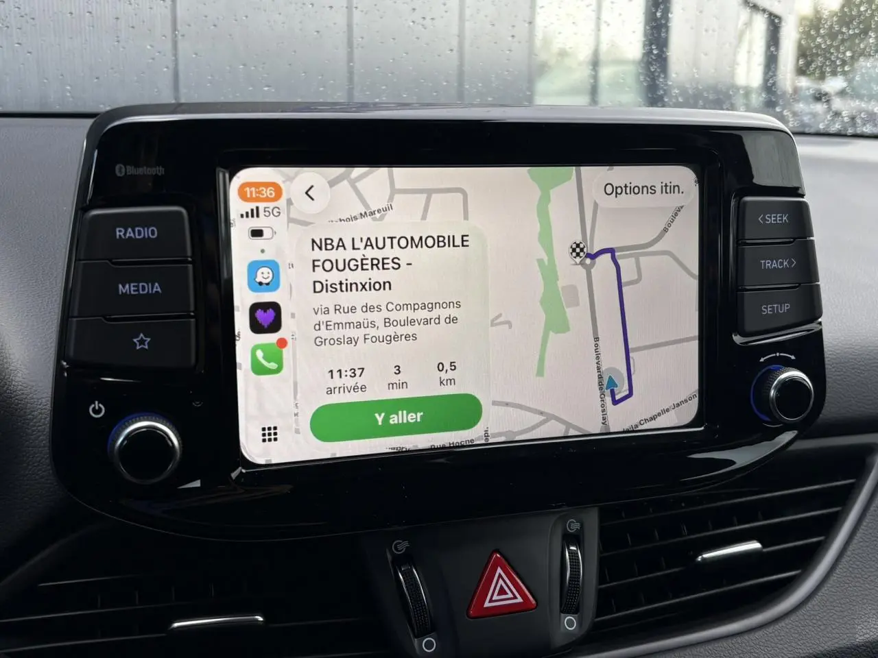 Écran tactile multimédia de la Hyundai i30 SW T-GDI 120 Modern affichant une navigation GPS en intérieur.