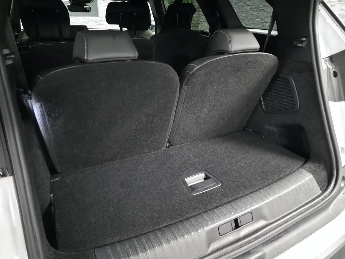 Vue arrière du coffre du Peugeot 5008 blanc avec banquette rang 3 rabattue et intérieur noir.
