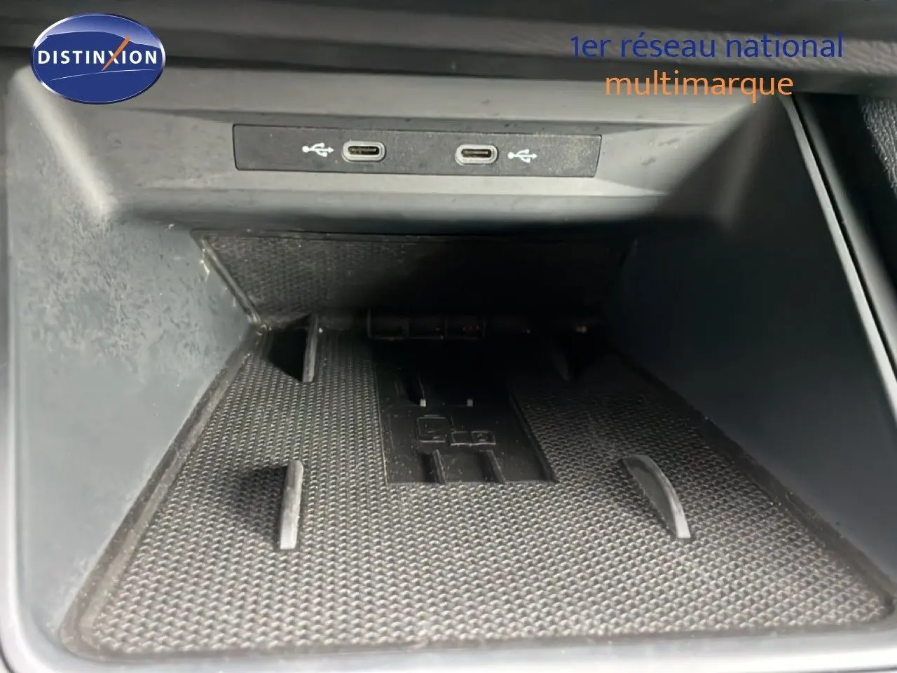 Gros plan sur la console centrale avec deux ports USB-C et un tapis antidérapant dans la SEAT Leon gris magnétique.