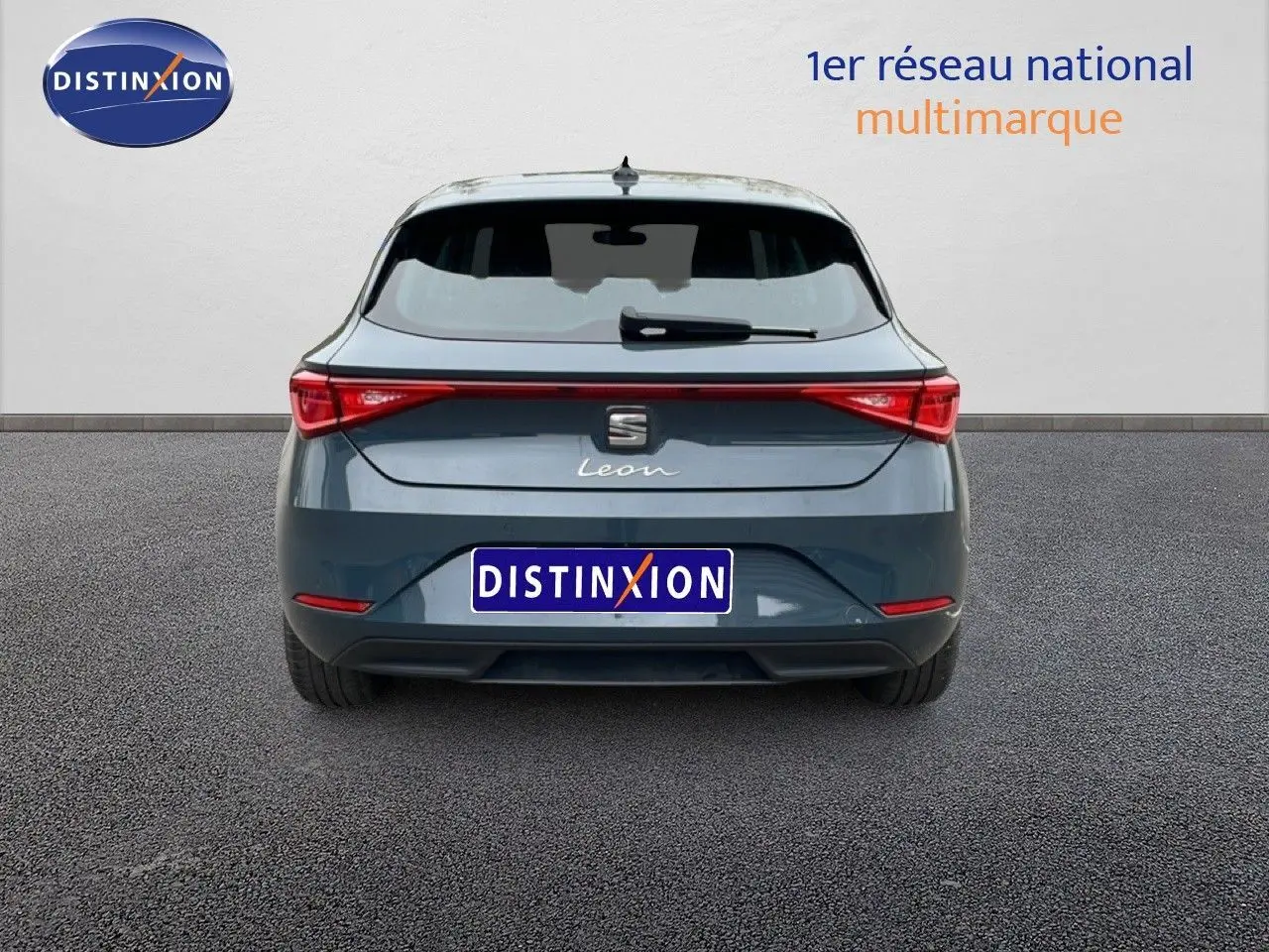 Vue arrière d'une SEAT Leon 2025 gris magnétique métal avec feux arrière LED et logo distinctif au centre.