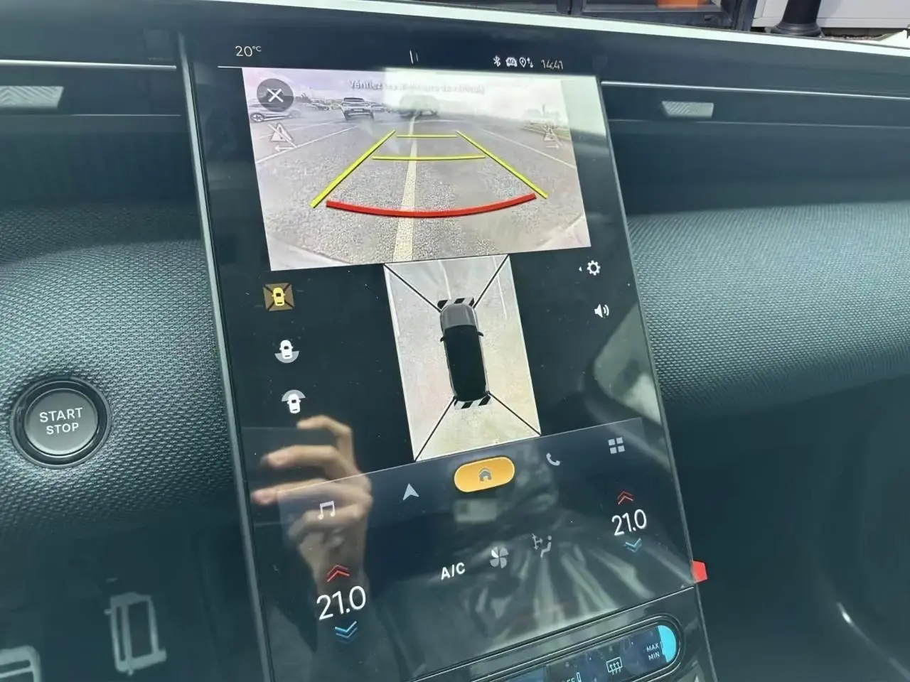 Écran tactile central du Citroën C5 Aircross hybride montrant la caméra de recul et la vue à 360°, intérieur noir.