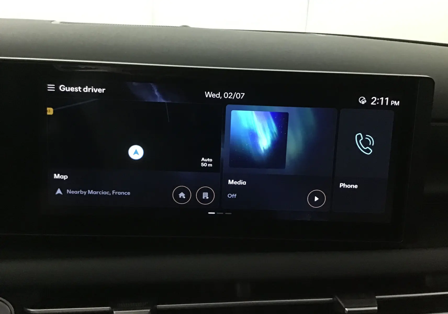 Écran tactile central du Hyundai Tucson 2025 bleu Salling montrant la navigation, média et téléphone en intérieur.