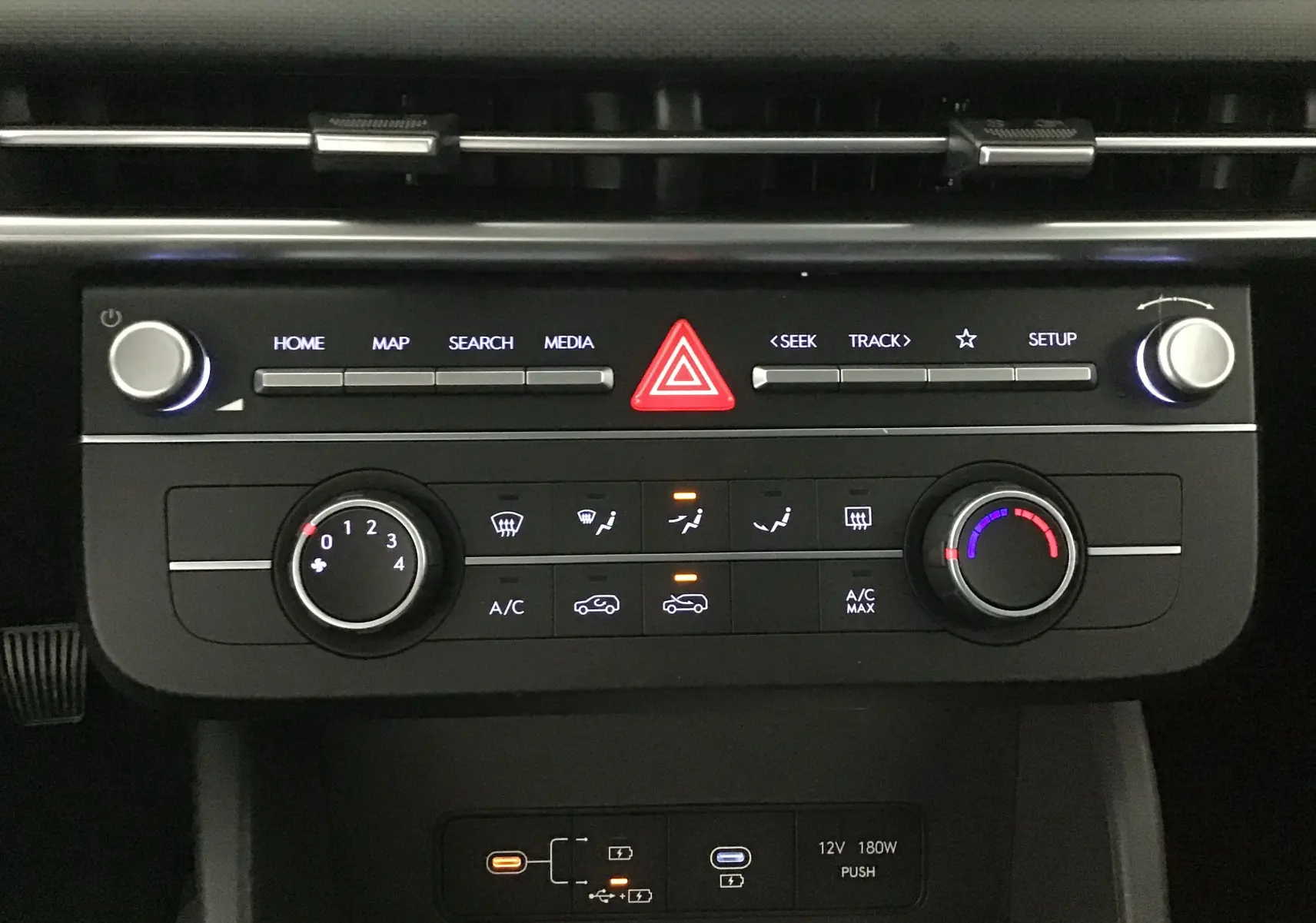 Panneau de contrôle central du Hyundai Tucson 2025 avec commandes climatisation et multimédia en gros plan.