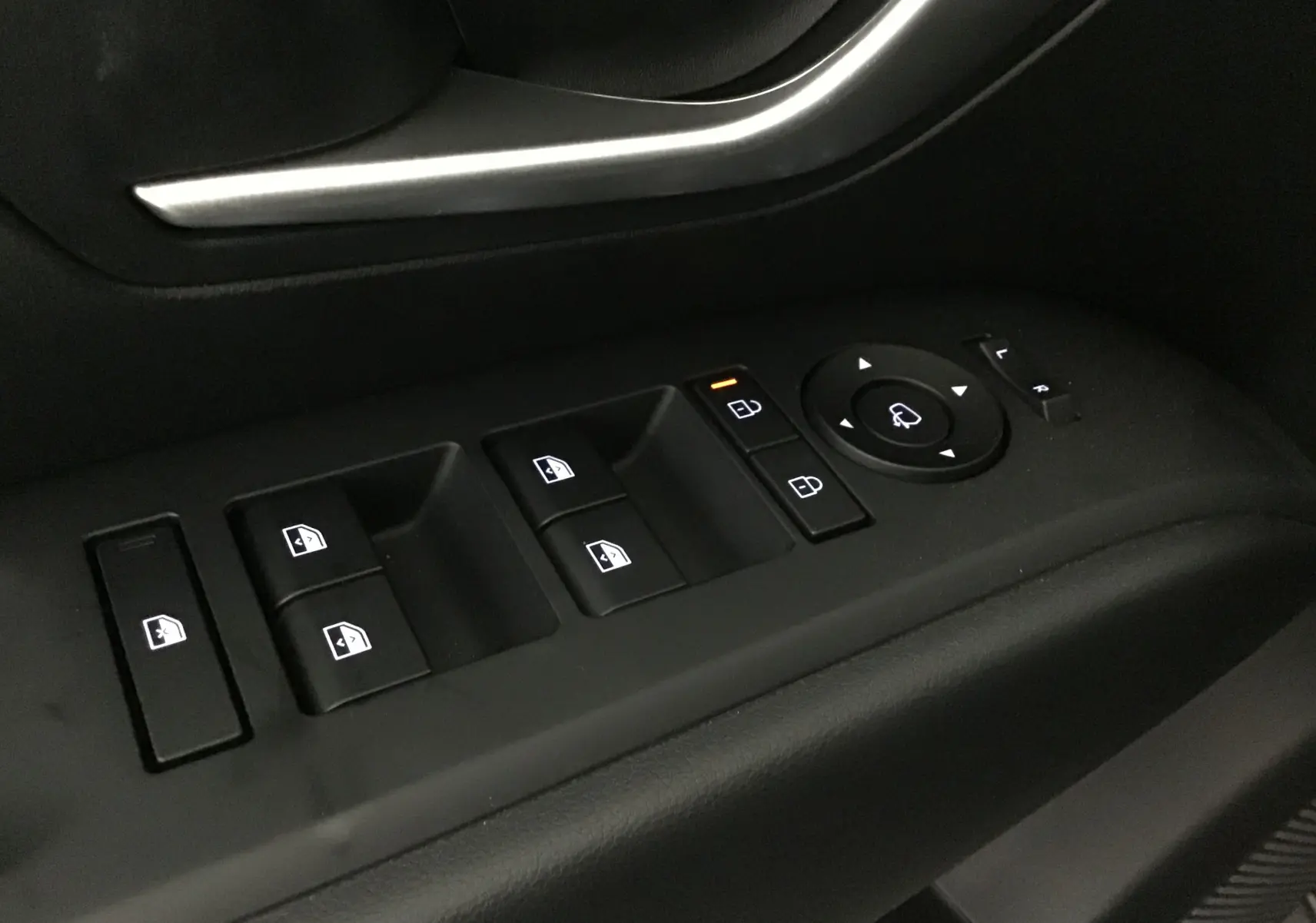 Gros plan sur les commandes de lève-vitres et rétroviseurs côté conducteur du Hyundai Tucson 2025 bleu Salling.