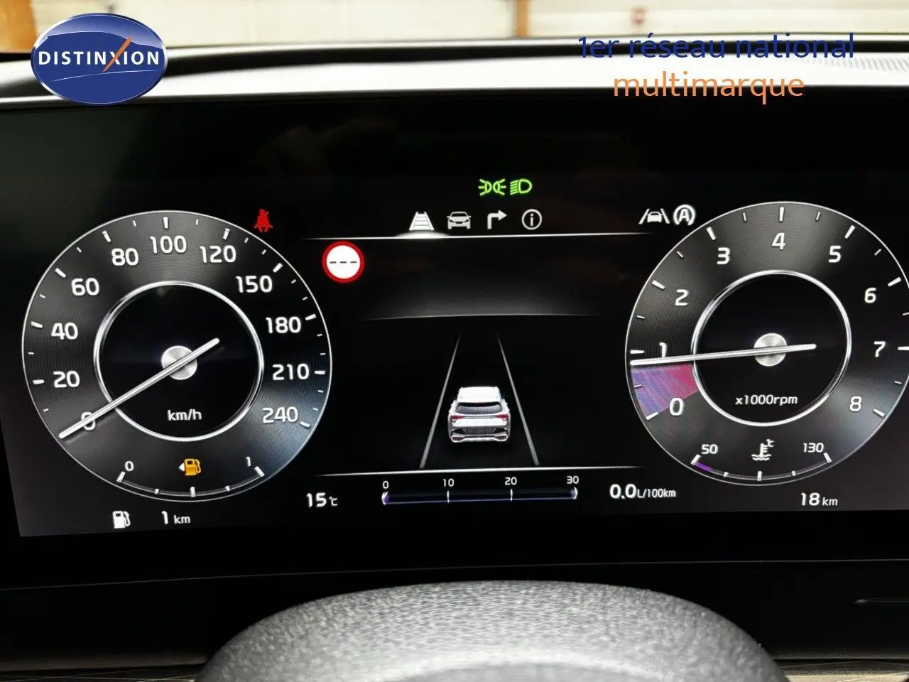 Tableau de bord numérique du Kia Sportage 2025 montrant la vitesse, le régime moteur et l'assistance à la conduite.