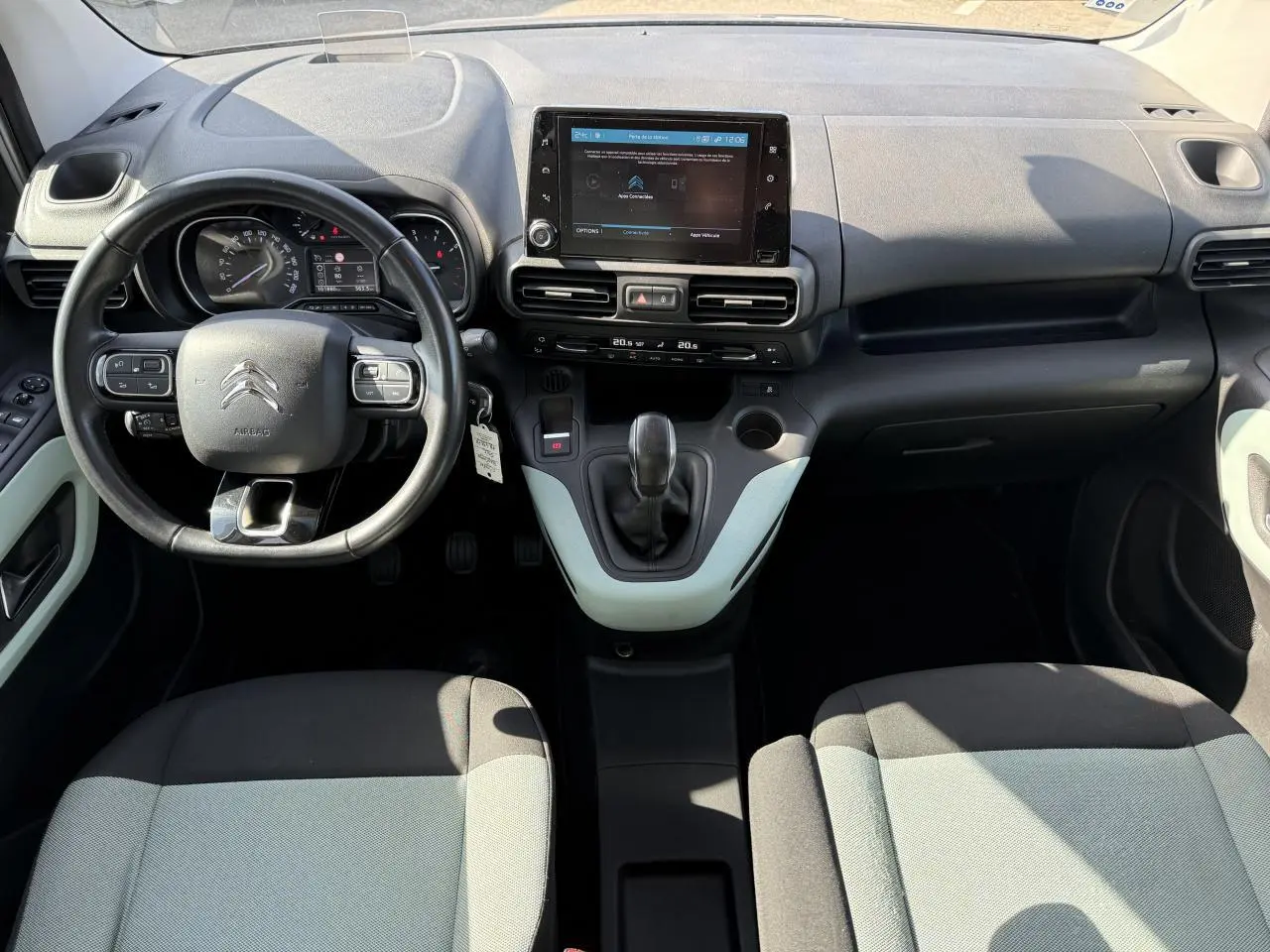Intérieur du Citroën Berlingo 2018 vu de face, tableau de bord gris avec écran tactile et volant multifonction.