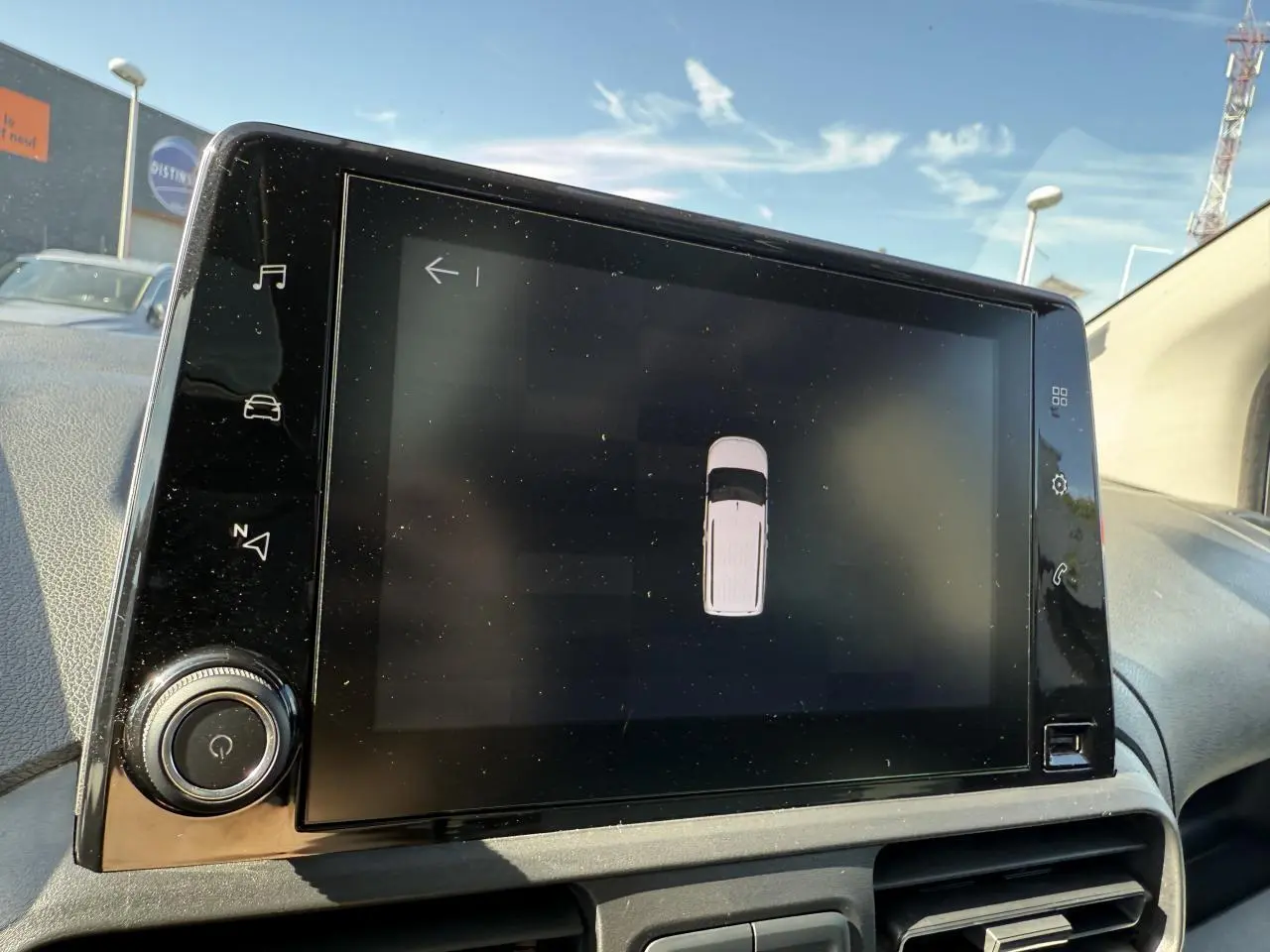 Écran tactile central affichant la vue supérieure du Citroën Berlingo gris foncé, intérieur avant lumineux.