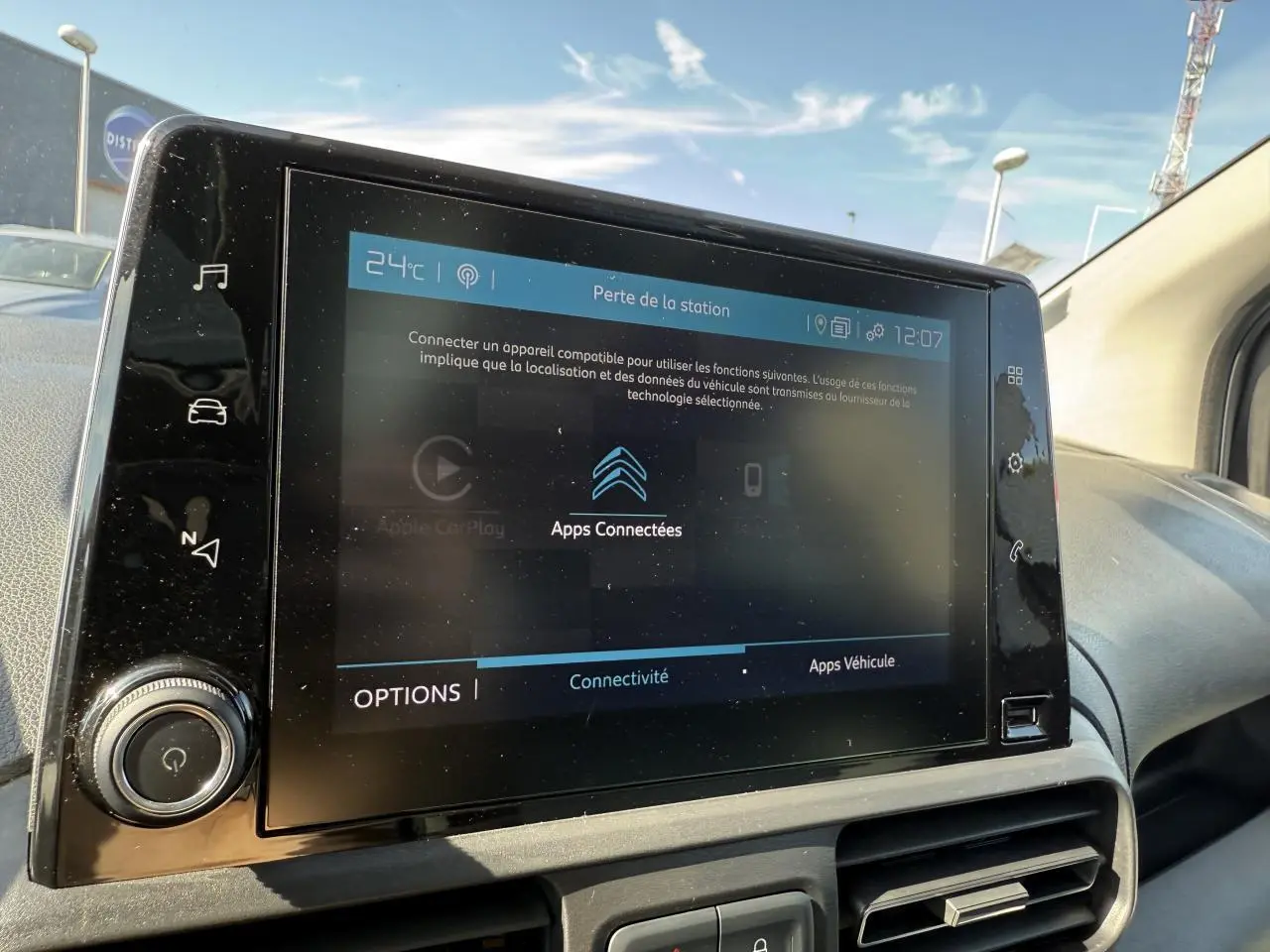 Écran tactile central du tableau de bord du Citroën Berlingo 2018, affichant les options de connectivité et apps.