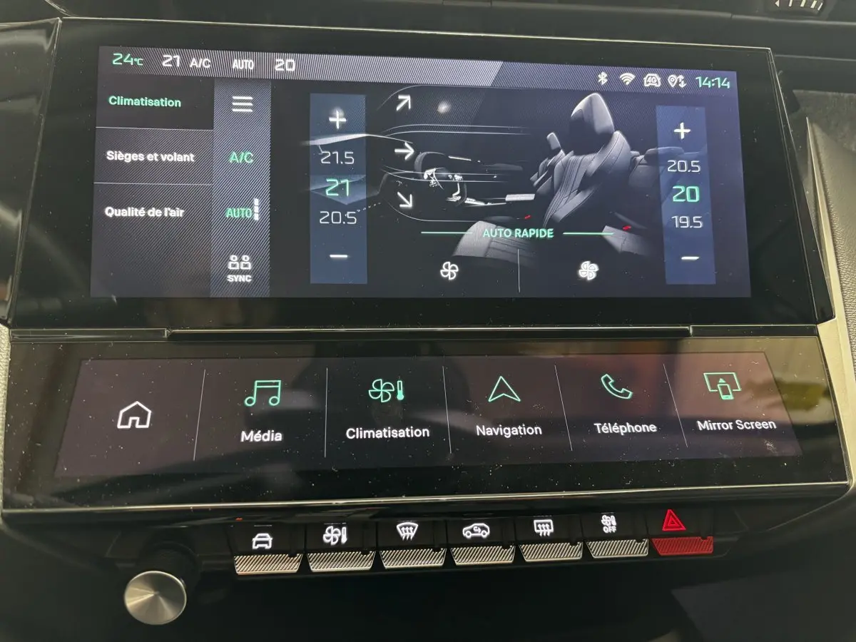 Écran tactile central de la Peugeot 308 2024 affichant les réglages de climatisation et sièges en intérieur noir.