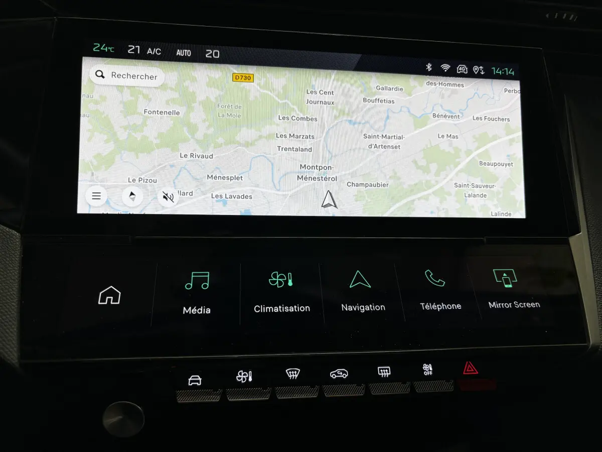 Écran tactile central de navigation et commandes multimédia allumés dans l'habitacle d'une Peugeot 308 noire 2024