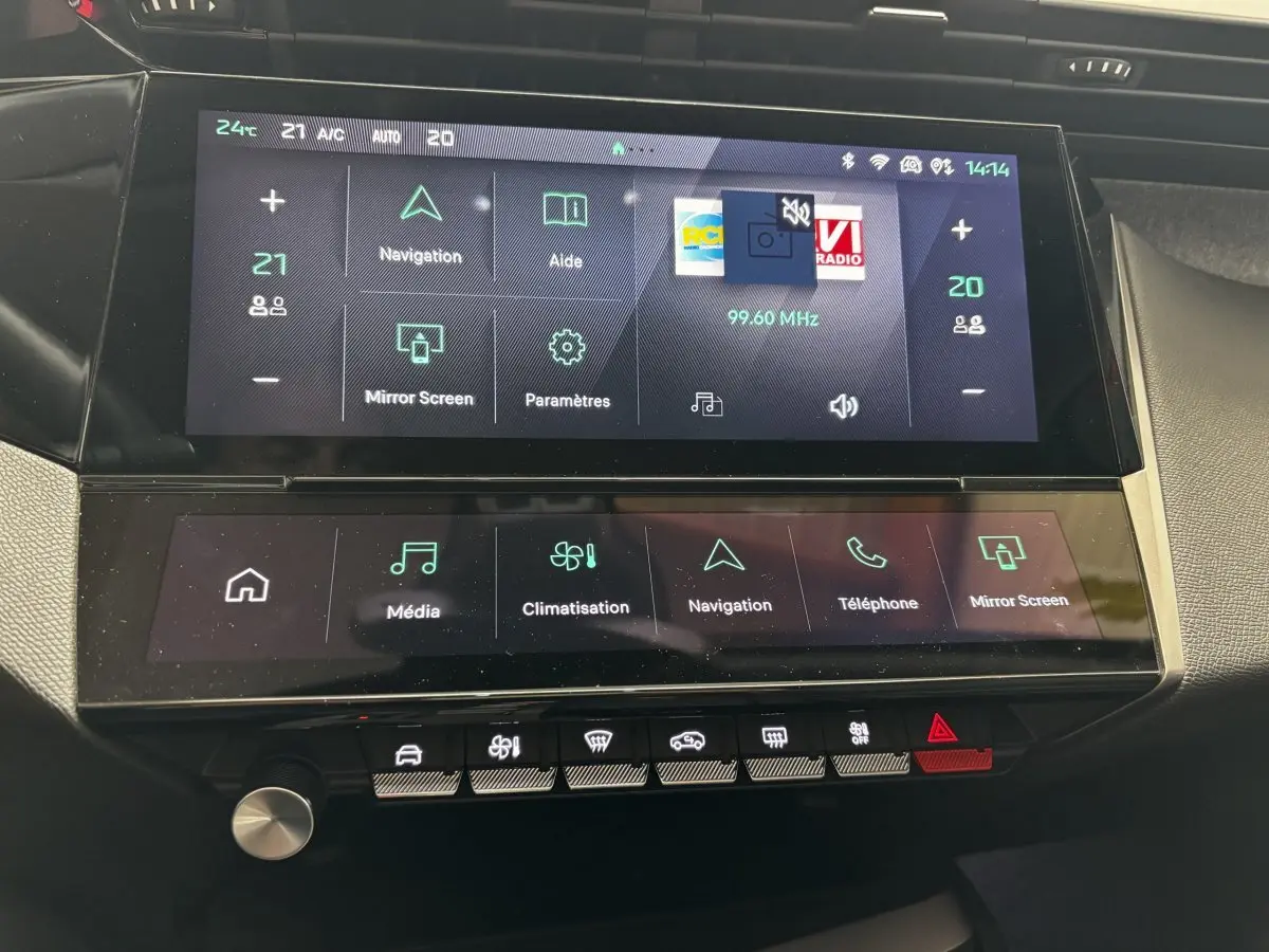 Écran tactile central et commandes climatisation de la Peugeot 308 PureTech 130 noire, vue intérieure rapprochée.