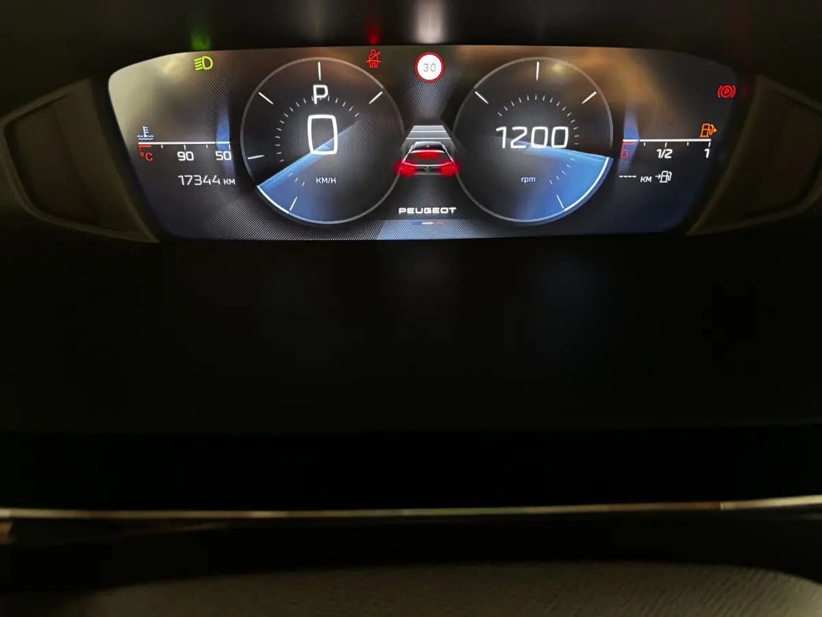 Combiné d'instruments numérique de la Peugeot 308 2024 affichant vitesse, régime et alertes au tableau de bord.