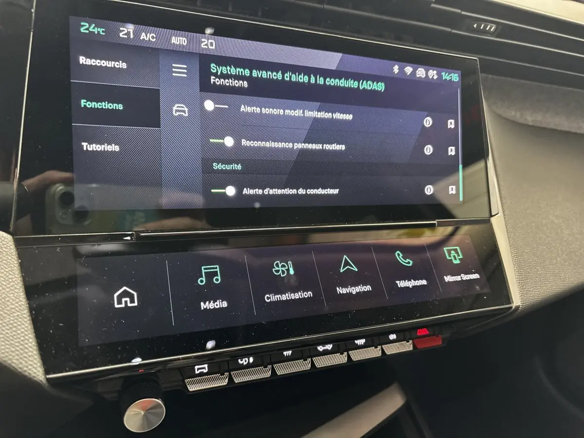 Écran tactile central et tableau de bord numérique du Peugeot 308 noir 2024, affichant l'aide à la conduite avancée.