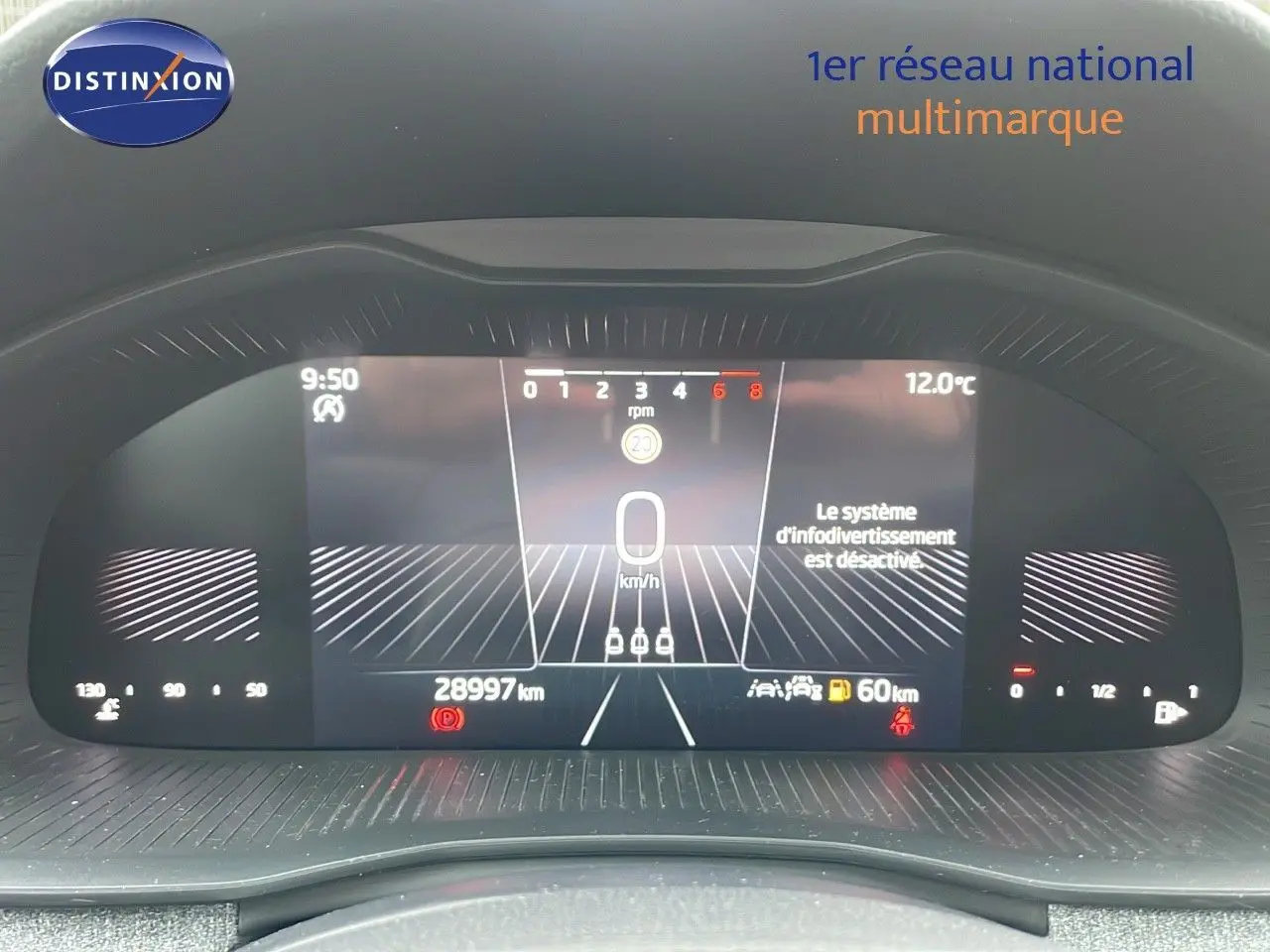 Tableau de bord numérique du Skoda Kamiq 2024 affichant 28997 km, vitesse à 0 km/h et température extérieure à 12°C.