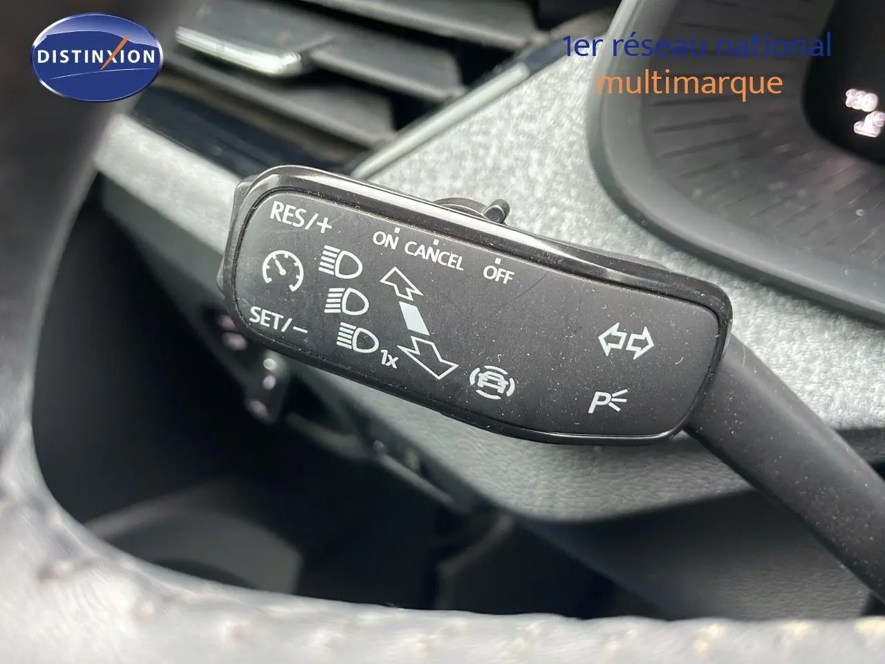 Gros plan sur la commande de régulateur de vitesse dans l'habitacle d'une Skoda Kamiq rouge Velvet Metal 2024.