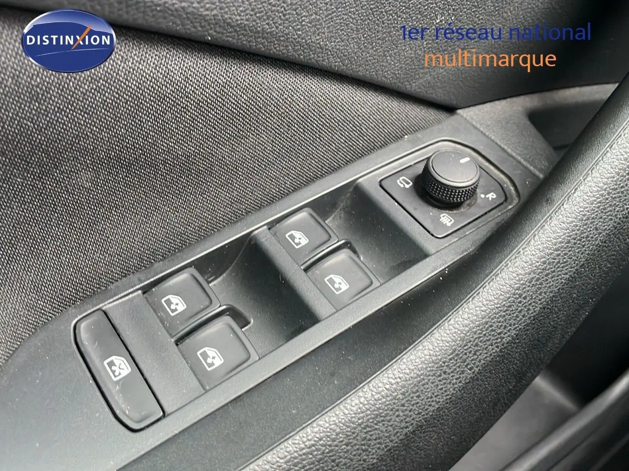 Gros plan sur les commandes des vitres et rétroviseurs côté conducteur d'une Skoda Kamiq 2024 finition Selection.