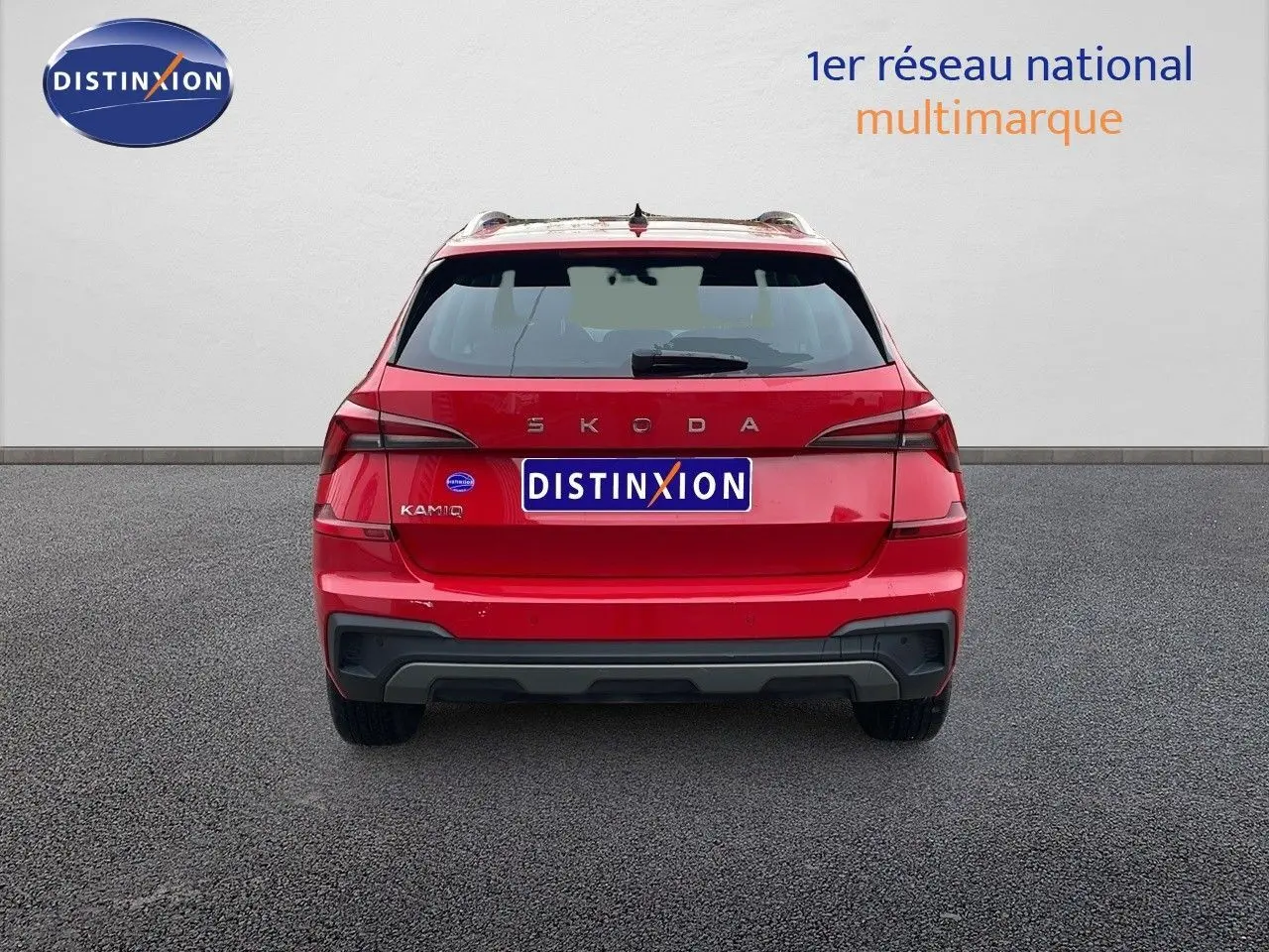 Vue arrière d'un Skoda Kamiq rouge Velvet Metal 2024 avec feux LED et hayon fermé sur fond neutre.
