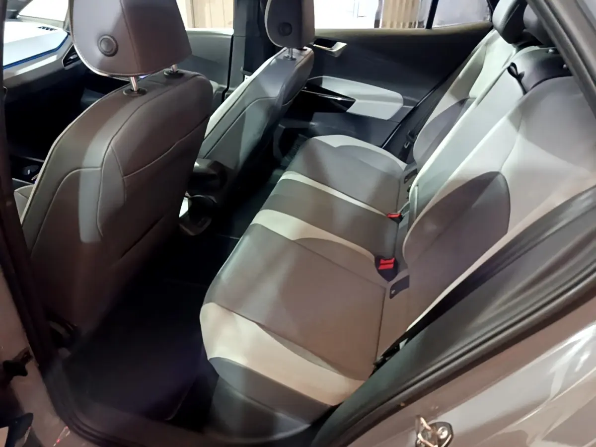 Vue intérieure côté droit des sièges arrière gris clair et foncé du Volkswagen ID.3 77 kWh Pro S 2022, avec habillage de porte bicolore.