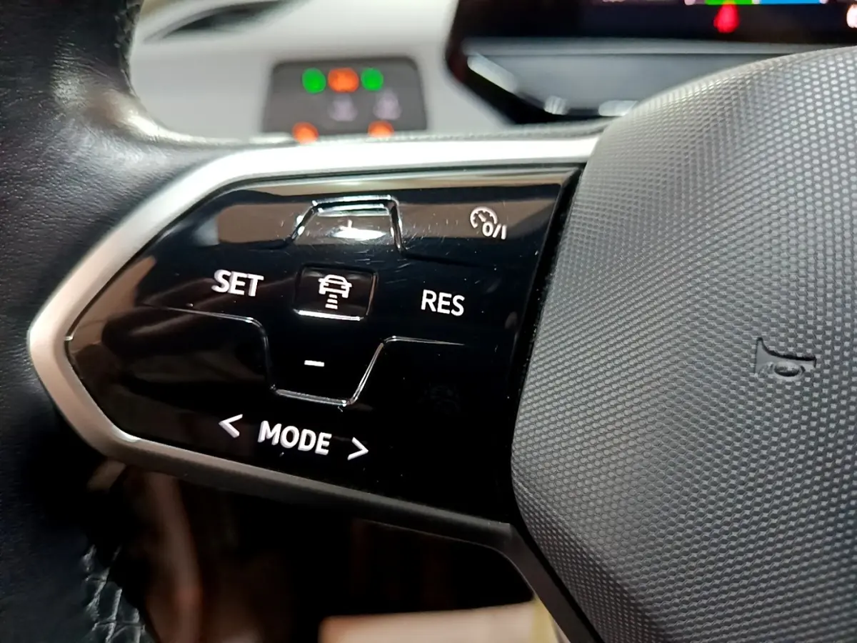 Gros plan sur les commandes noires du volant côté gauche du Volkswagen ID.3 77 kWh Pro S gris foncé, 2022.