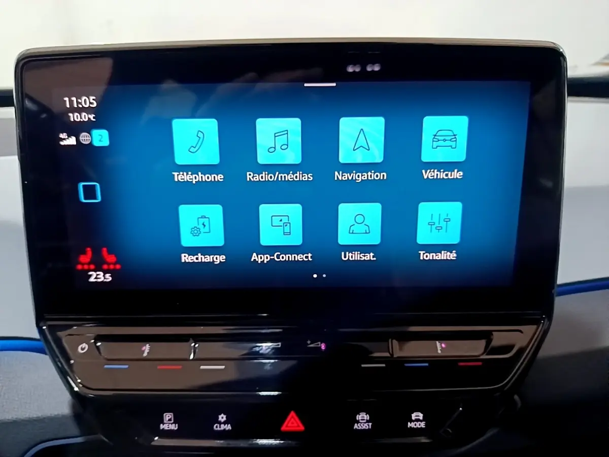 Écran tactile central du tableau de bord du Volkswagen ID.3 gris foncé, affichant le menu principal en intérieur.