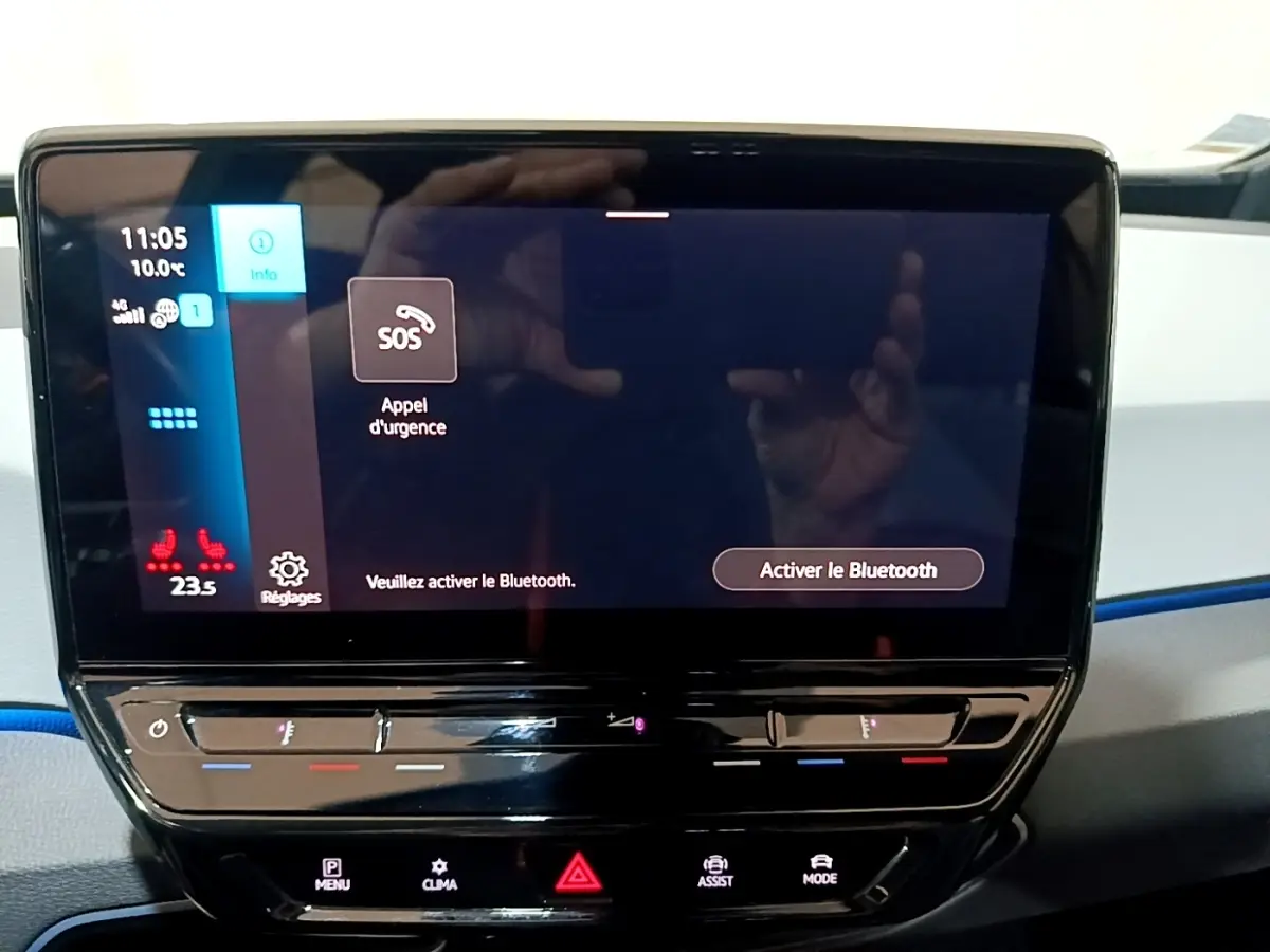 Écran tactile central du tableau de bord du Volkswagen ID.3 gris foncé, affichant l'activation Bluetooth.