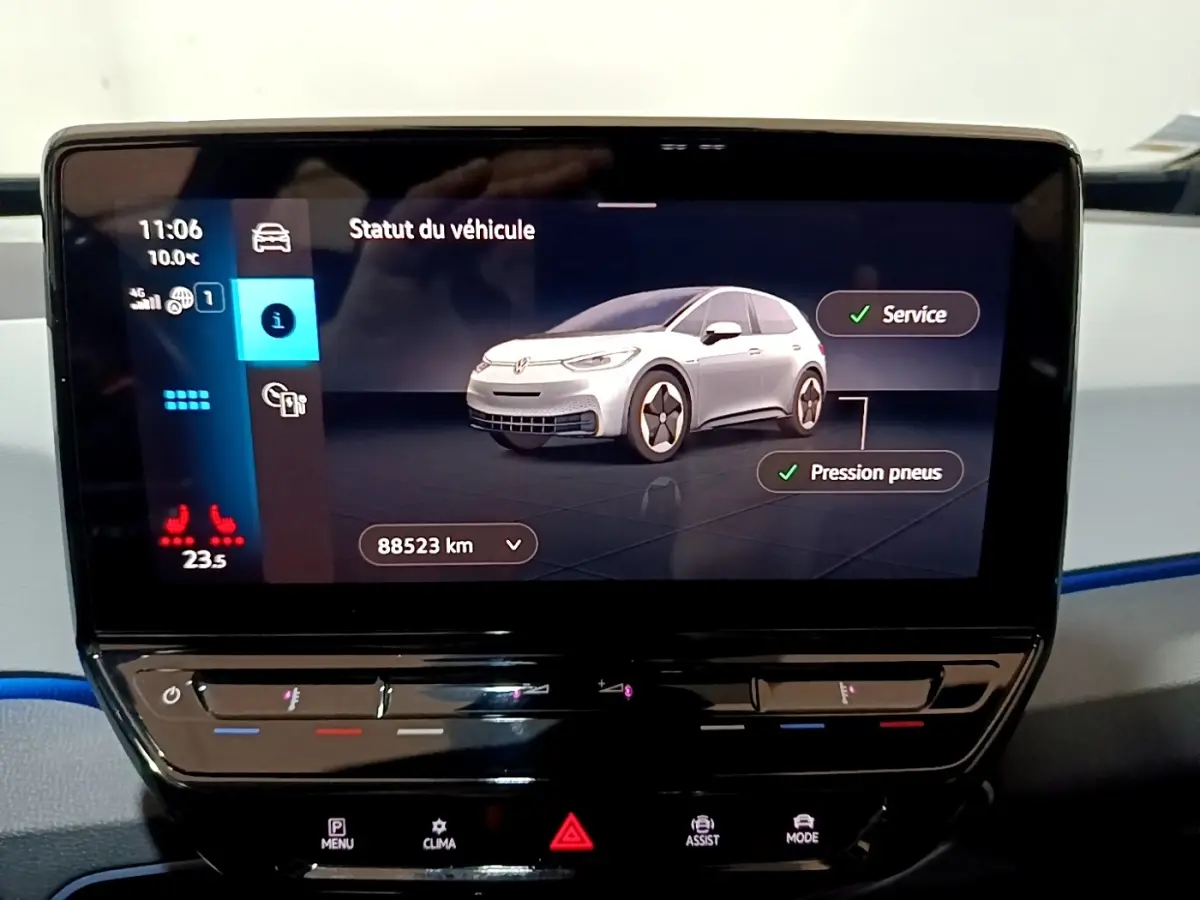Écran tactile central affichant le statut d’un Volkswagen ID.3 gris clair en vue 3/4 avant intérieur.