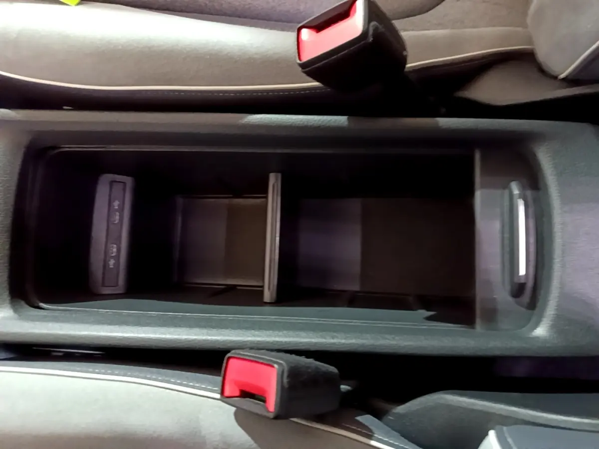 Vue plongeante sur le rangement central noir entre les sièges avant de la Volkswagen ID.3 77 kWh Pro S 2022.