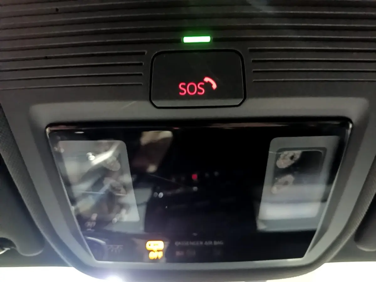 Vue en gros plan du plafonnier intérieur avec bouton SOS rouge et voyants d'airbag sur Volkswagen ID.3 gris foncé 2022.