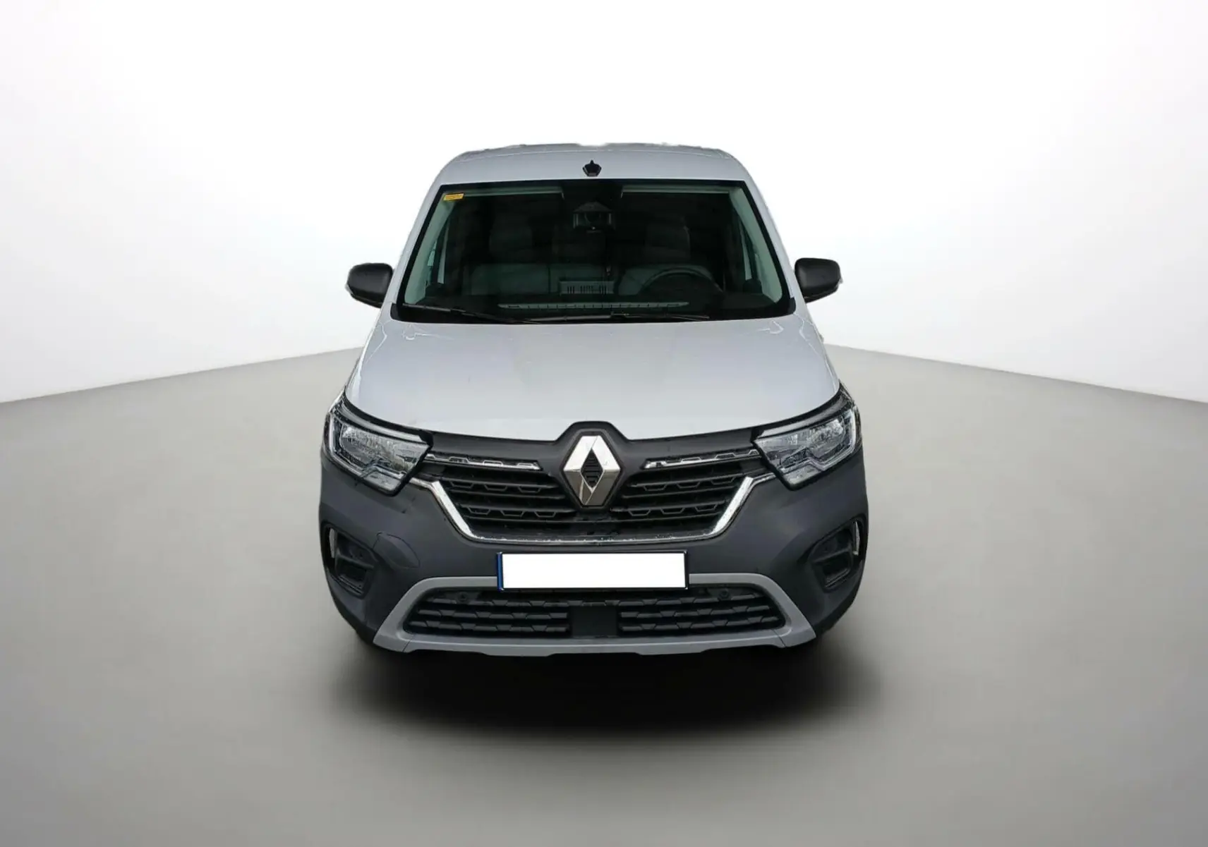 Vue avant d'un Renault Kangoo Van blanc 2024 avec calandre noire et logo Renault bien visible.
