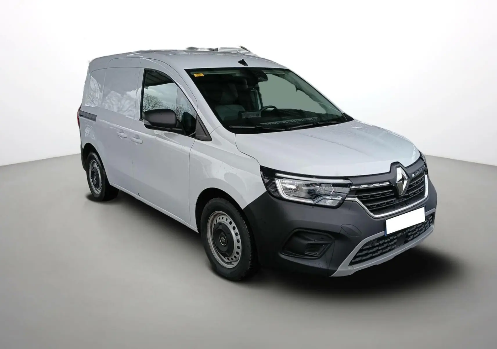 Renault Kangoo Van blanc en vue 3/4 avant droit, avec pare-chocs noir et jantes acier simples.