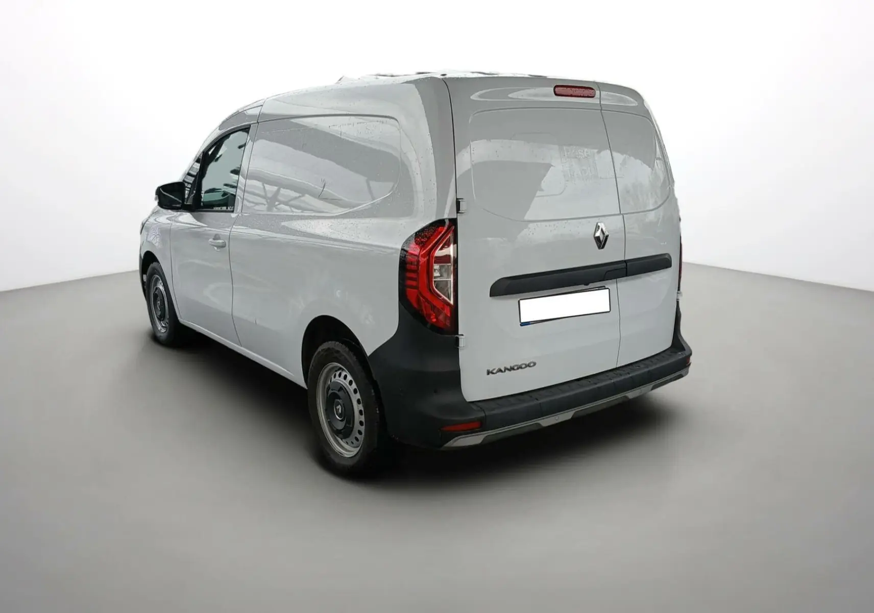 Vue 3/4 arrière droite d’un Renault Kangoo Van blanc 2024 avec hayon arrière et feux LED distinctifs.