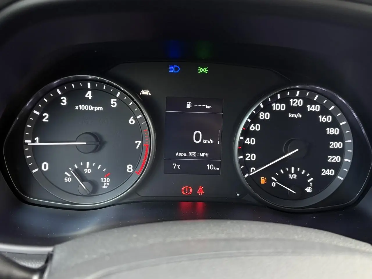 Vue rapprochée du tableau de bord de la Hyundai i30 SW T-GDI 120 Modern 2025, affichage numérique et compteurs analogiques.